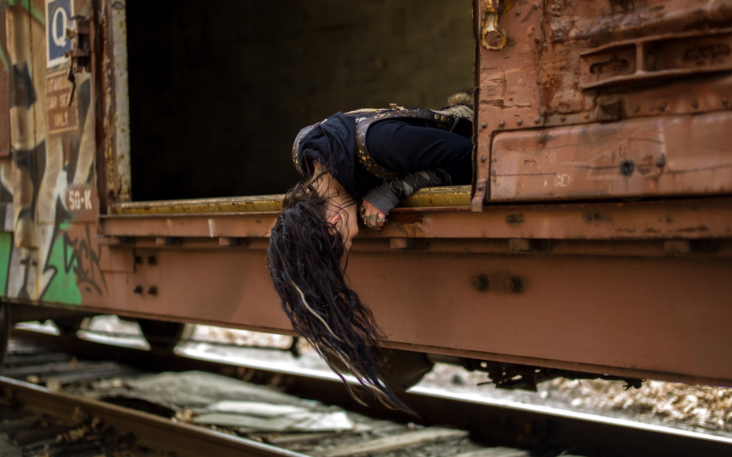2K, long hair, women, brunette, homeless, train, HD Wallpaper