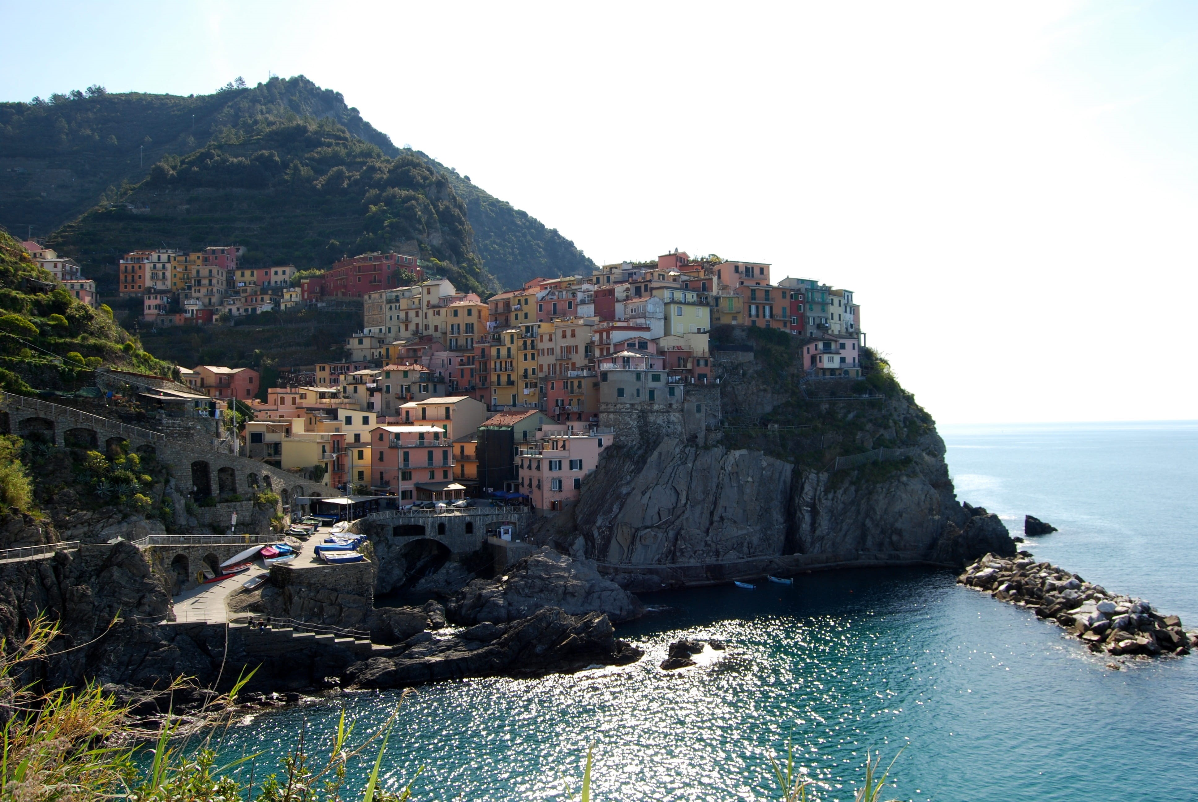 building exterior, built structure, vacations, cliff, italy, Houses, summer, no people, day, scenics, Sea, residential district, water, land, mediterranean Countries, HD Wallpaper