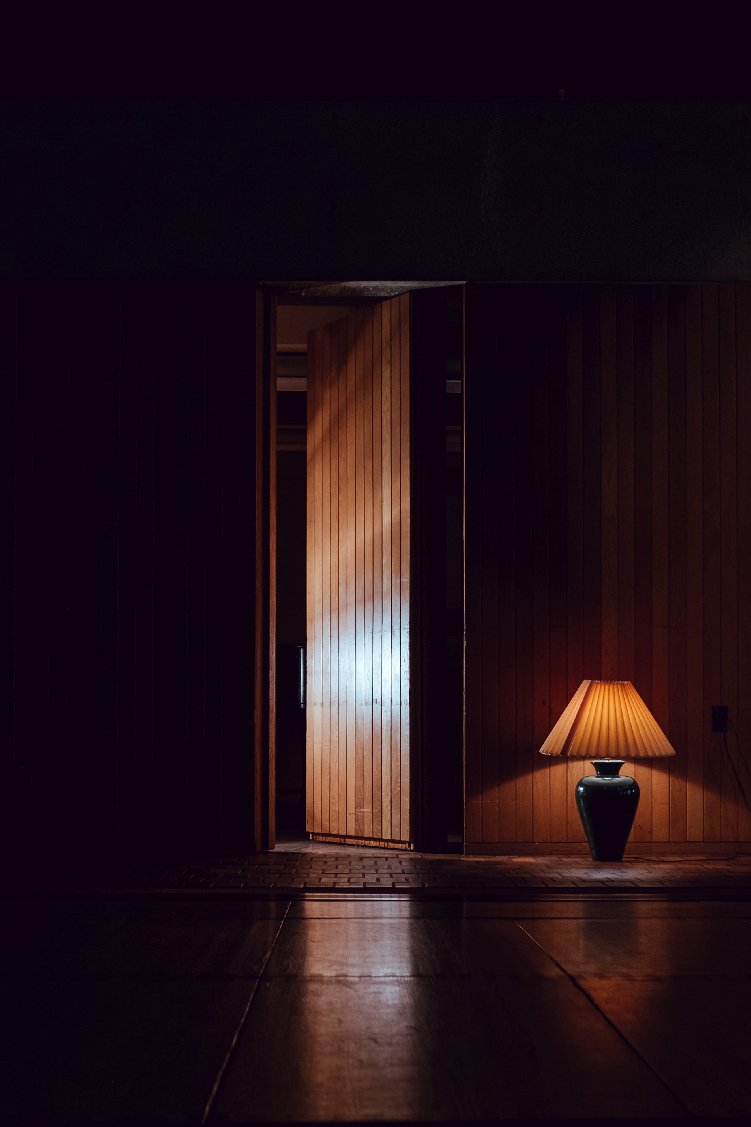 electric lamp, modern, night, absence, ceramic, light - Natural Phenomenon, home Interior, wall - Building Feature, 4K, architecture, lamp, reflection, Phone HD Wallpaper