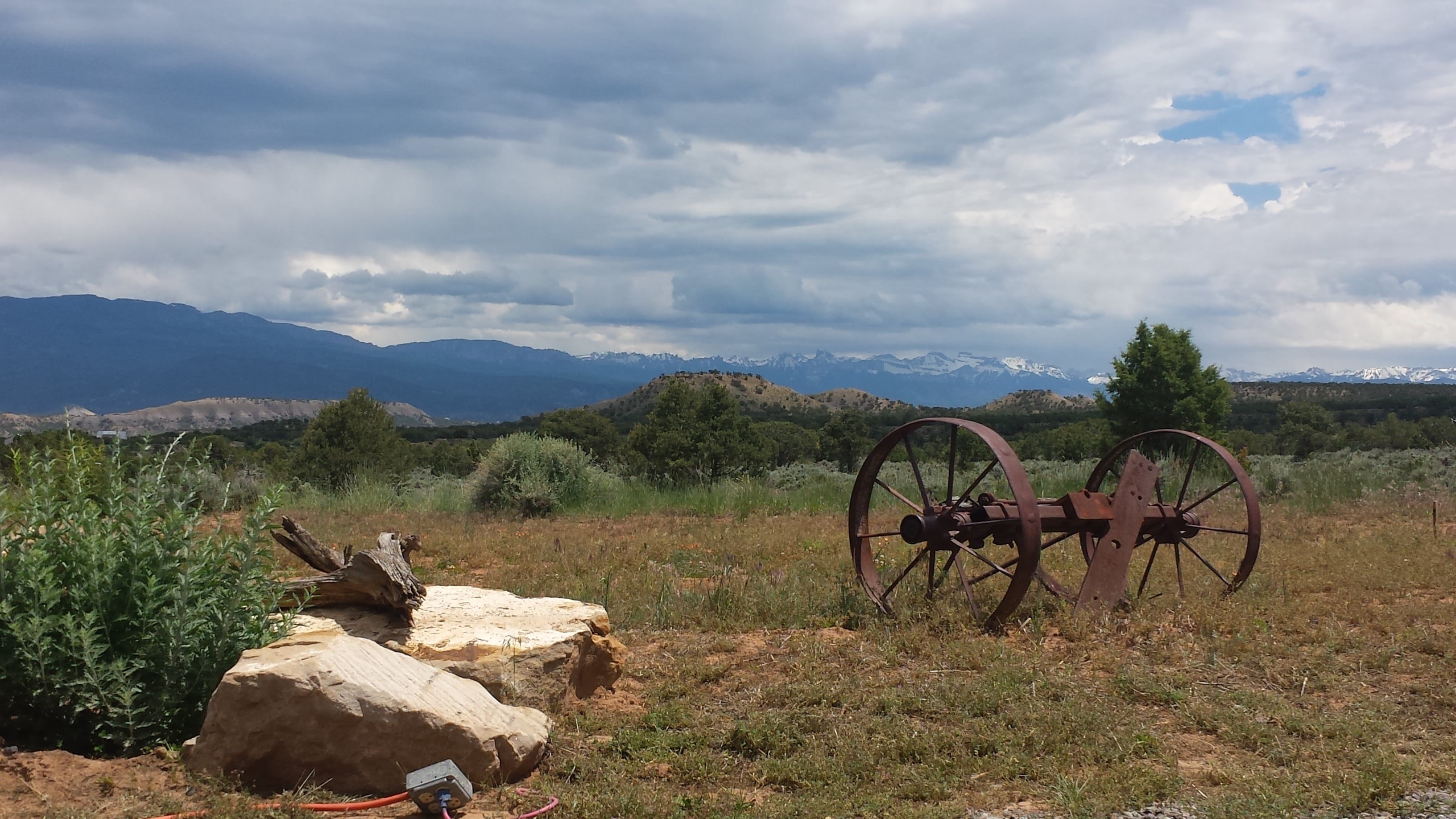 old west, history, wagon wheel, tranquil scene, environment, sky, western remnant, 2K, western implements, field, plant, beauty in nature, mountain, nature, HD Wallpaper