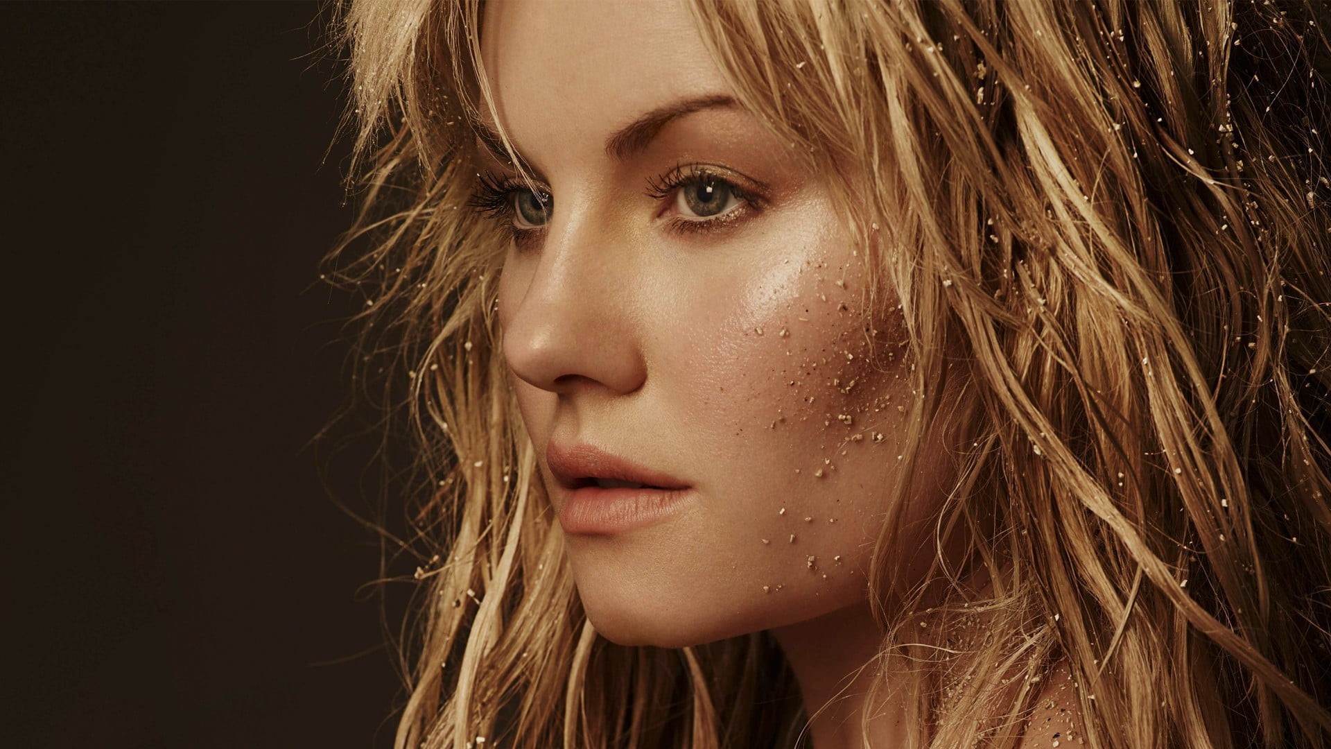 beautiful woman, gold, looking at camera, close-up, blond hair, headshot, human lips, human hair, actress, body part, hairstyle, portrait, 1080P, green eyes, HD Wallpaper