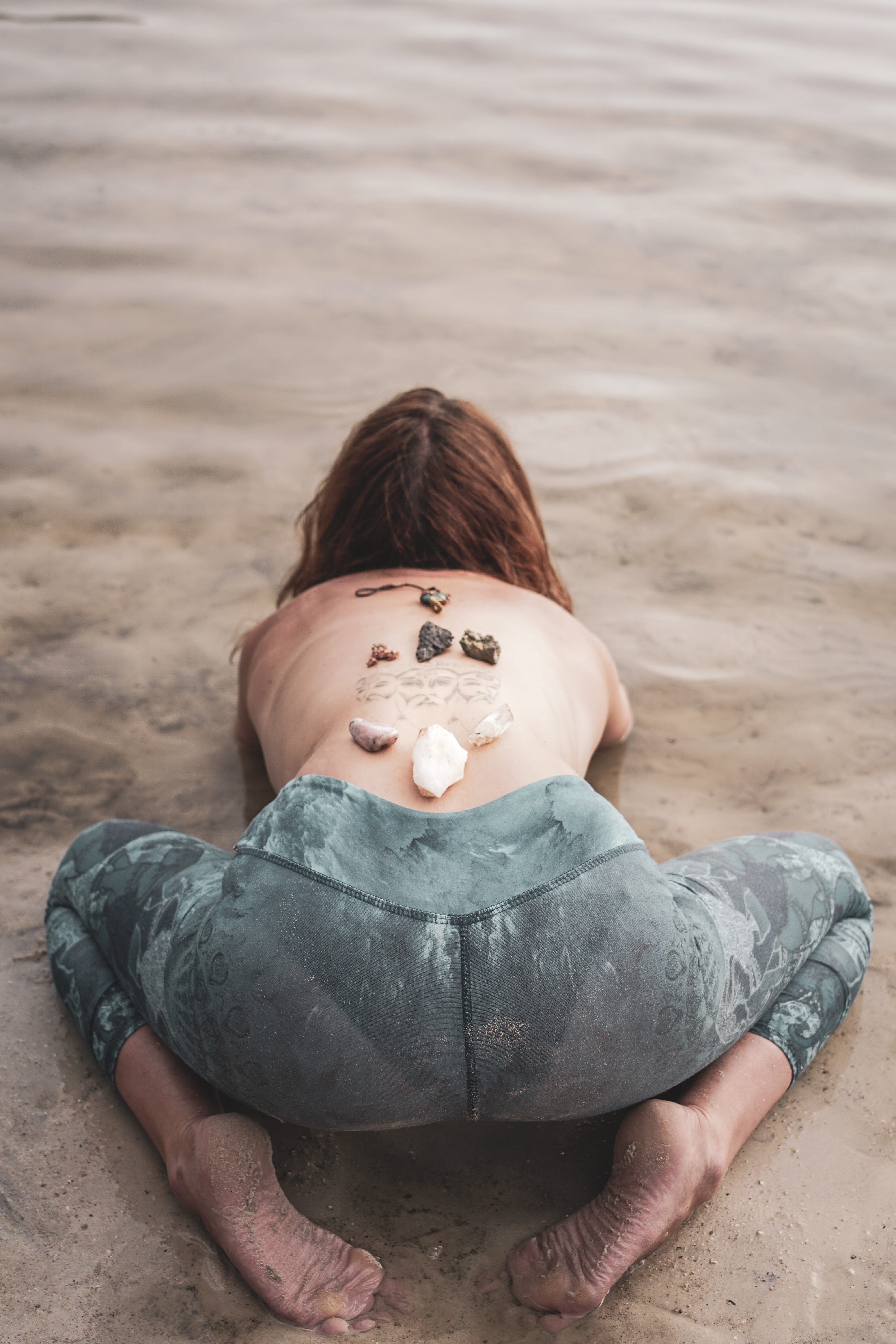 sitting, high angle view, sand, nature, lifestyles, healing with the earth, women, day, energy healing, females, one person, surrender, relaxation, girls, Phone HD Wallpaper