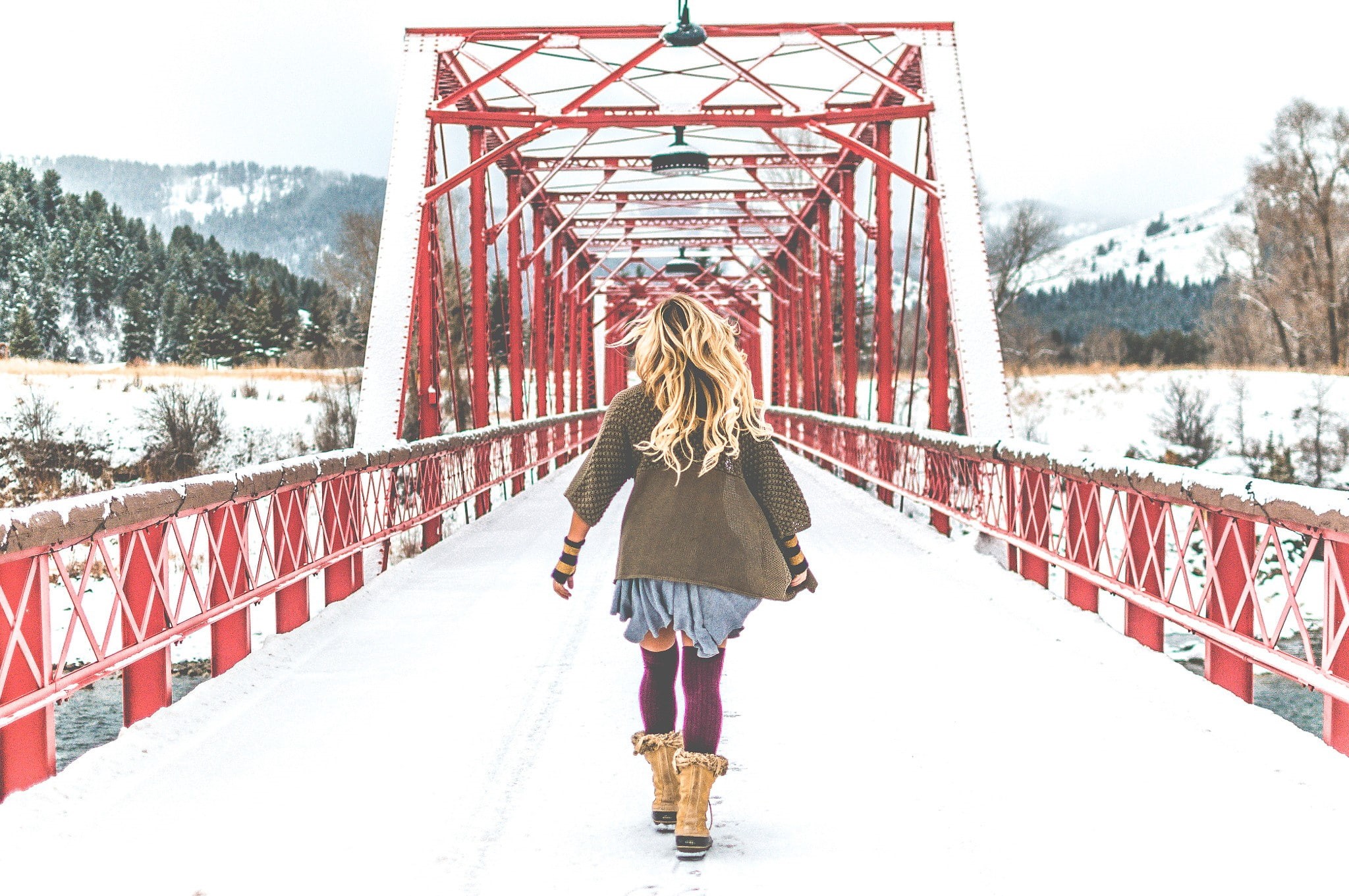 leisure activity, knee-highs, women, adult, real people, mountain, snow, connection, rear view, nature, women outdoors, one person, 1080P, winter, warm clothing, HD Wallpaper
