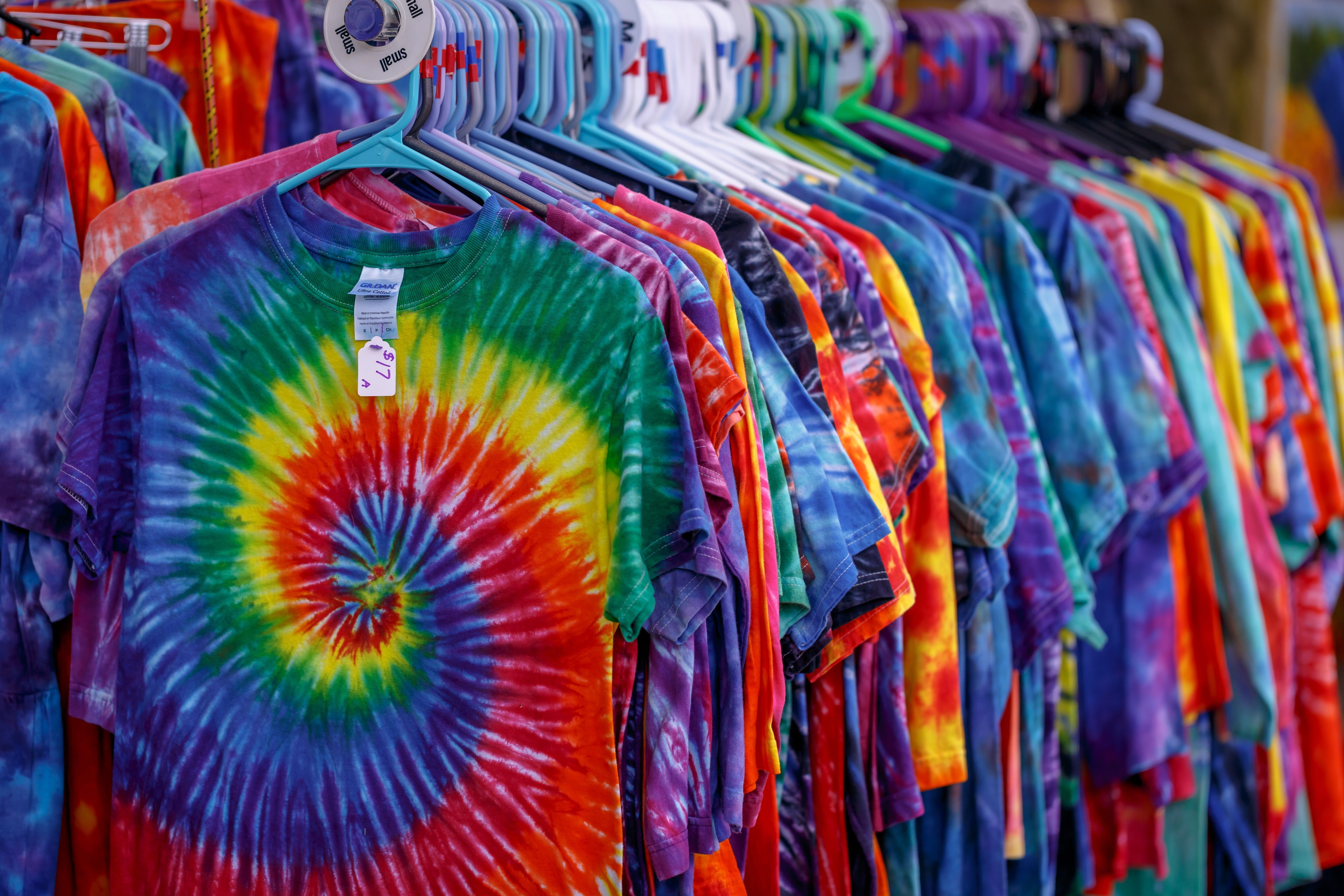 retail, clothing, t-shirts, multi colored, no people, variation, indoors, text, 5K, hanging, market, backgrounds, store, abundance, for sale, textile, HD Wallpaper