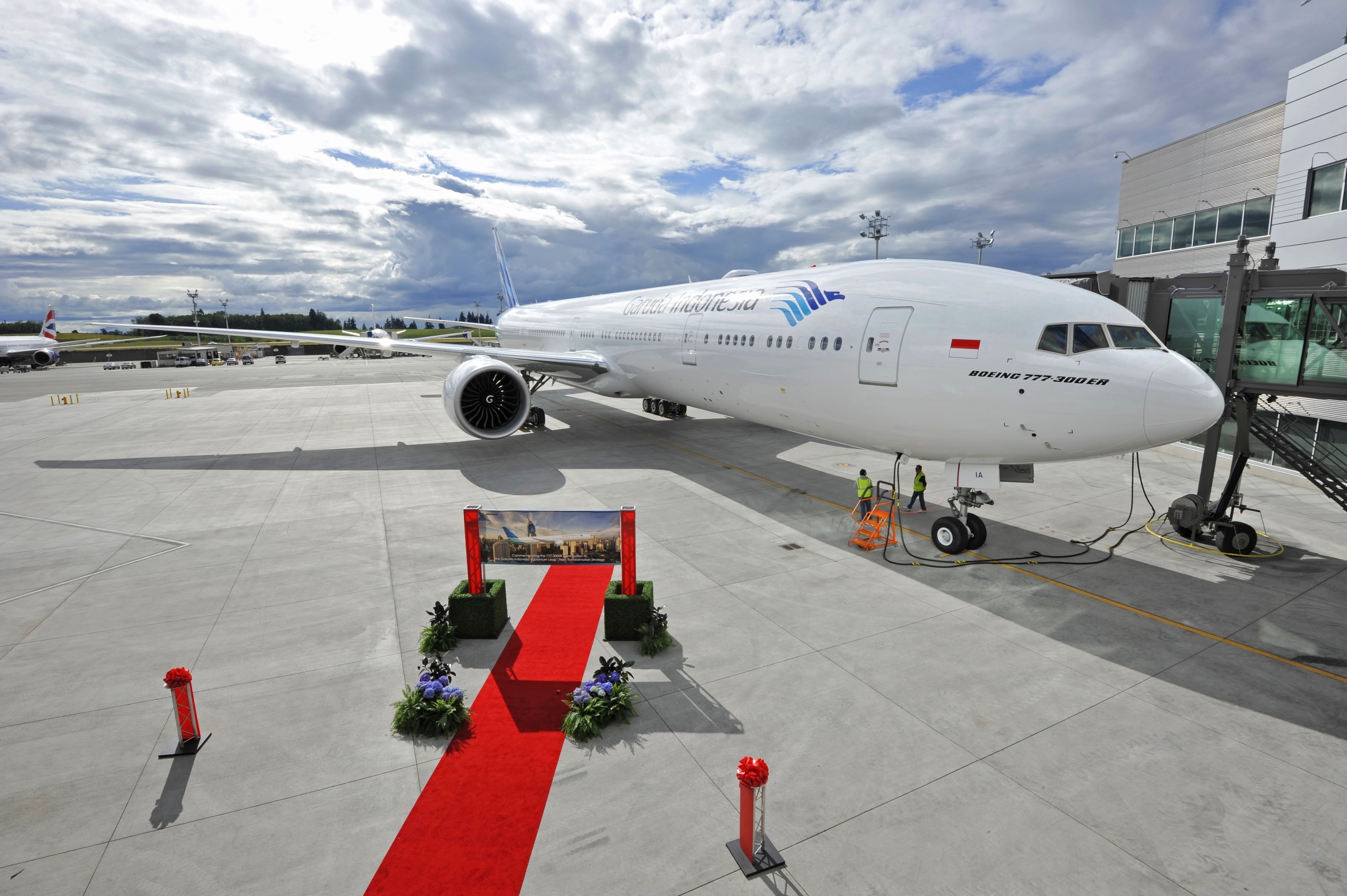 apron, standing, weather, track, nature, mode of transportation, connection, clouds, the plane, white, preparation, cloud - sky, airliner, red, engine, HD Wallpaper