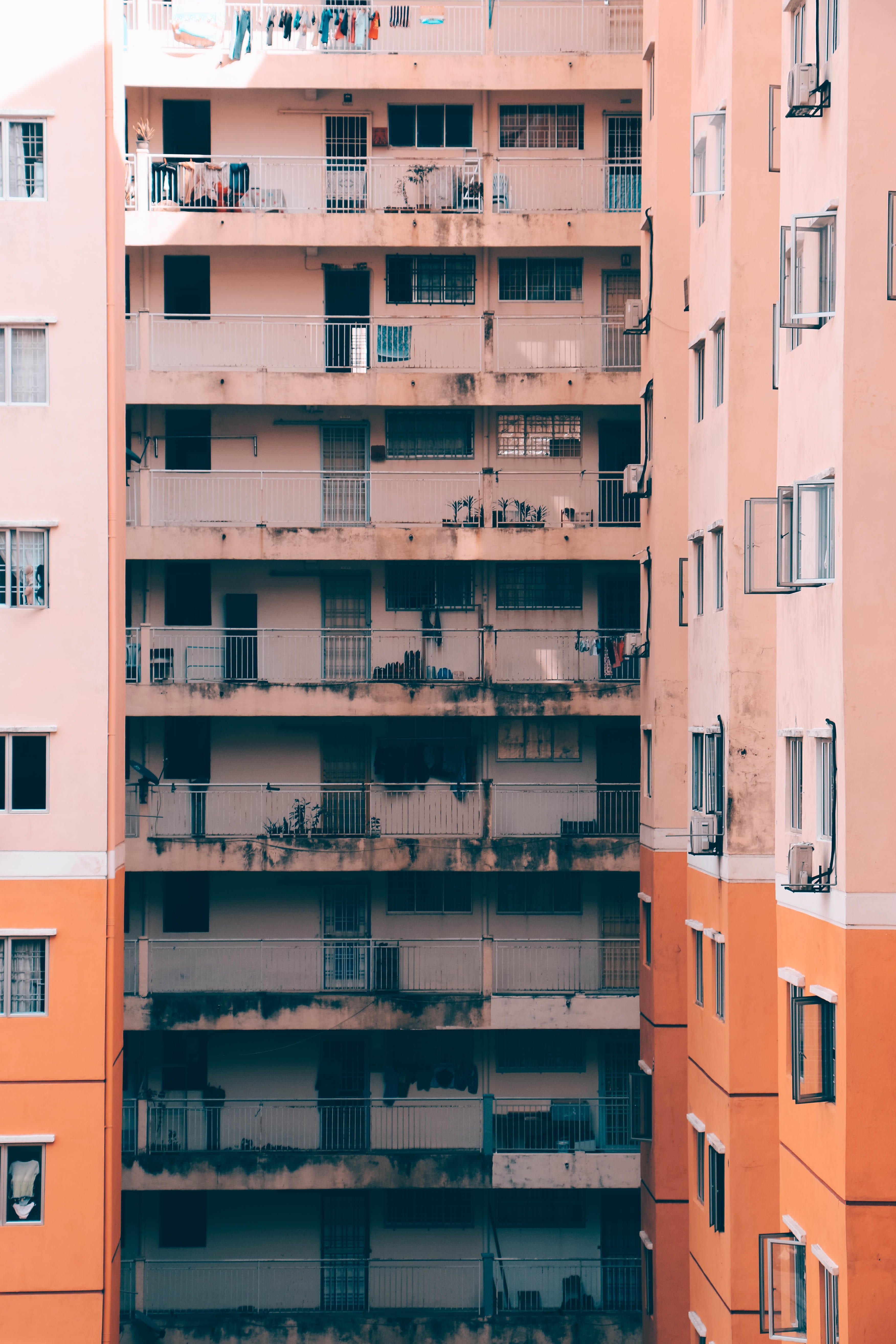 architecture, built structure, in a row, layers, full frame, nature, backgrounds, city, outdoors, sunlight, apartment exterior, balcony, low angle view, Phone HD Wallpaper