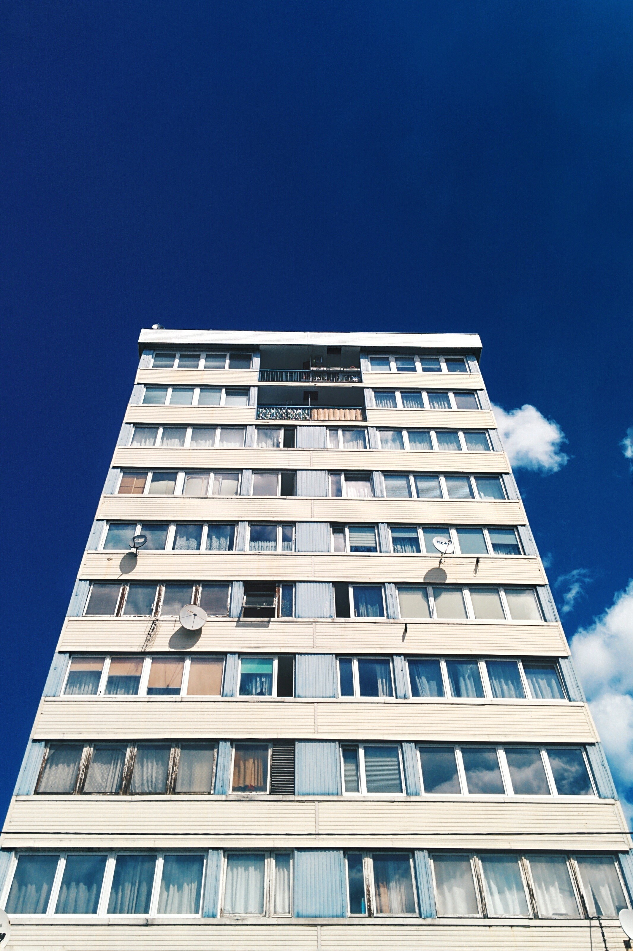 high, residential district, 2K, nature, skyscraper, cloud - sky, windows, block of flats, office building exterior, city, building exterior, modern, building, Phone HD Wallpaper