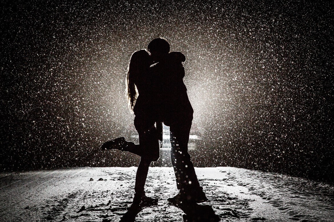 couple, lights, silhouette, kissing, winter, 480P, snow, monochrome, backlighting, love, HD Wallpaper