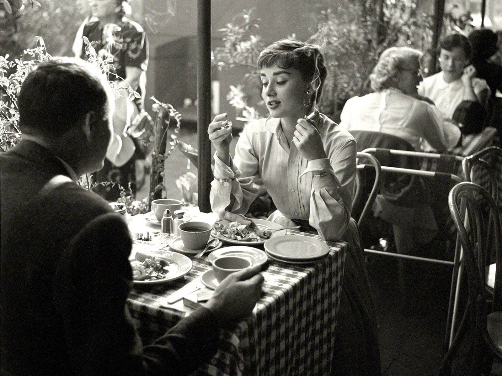 smoking, brunette, hepburn, cigarette, restaurant, 720P, audrey, HD Wallpaper