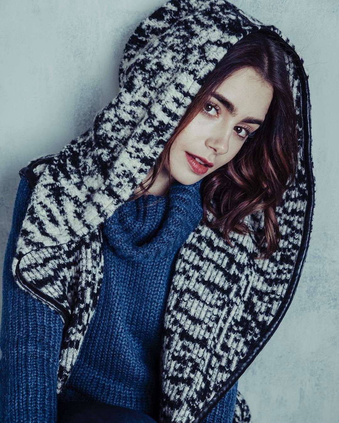 sweater, hairstyle, fashion, women, beautiful woman, cold temperature, one person, warm clothing, waist up, young women, red lipstick, scarf, portrait, Phone HD Wallpaper