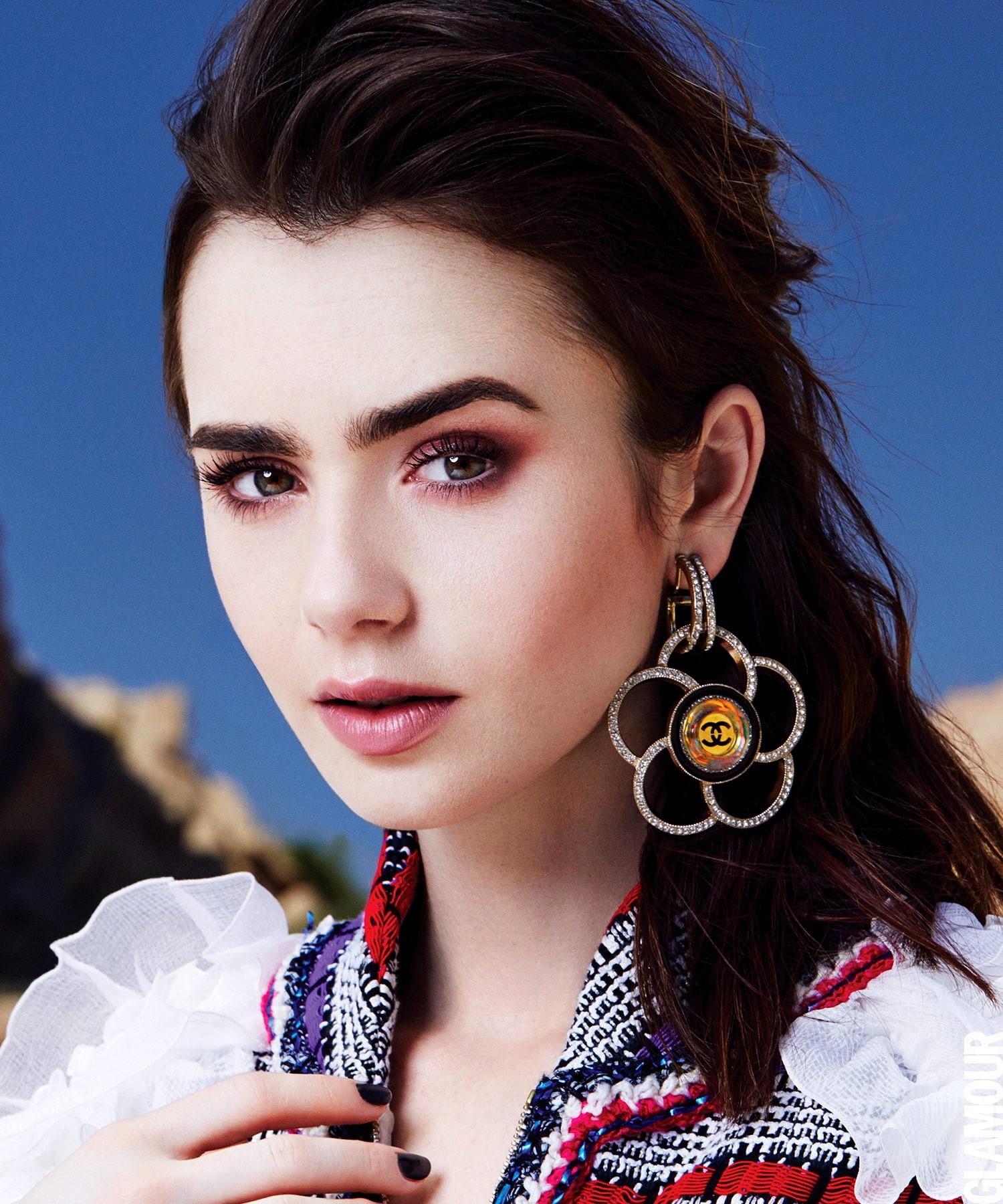 elegance, women, 720P, luxury, brunette, celebrity, portrait display, hair, one person, fashion model, jewelry, human face, outdoors, fashion, young women, Phone HD Wallpaper