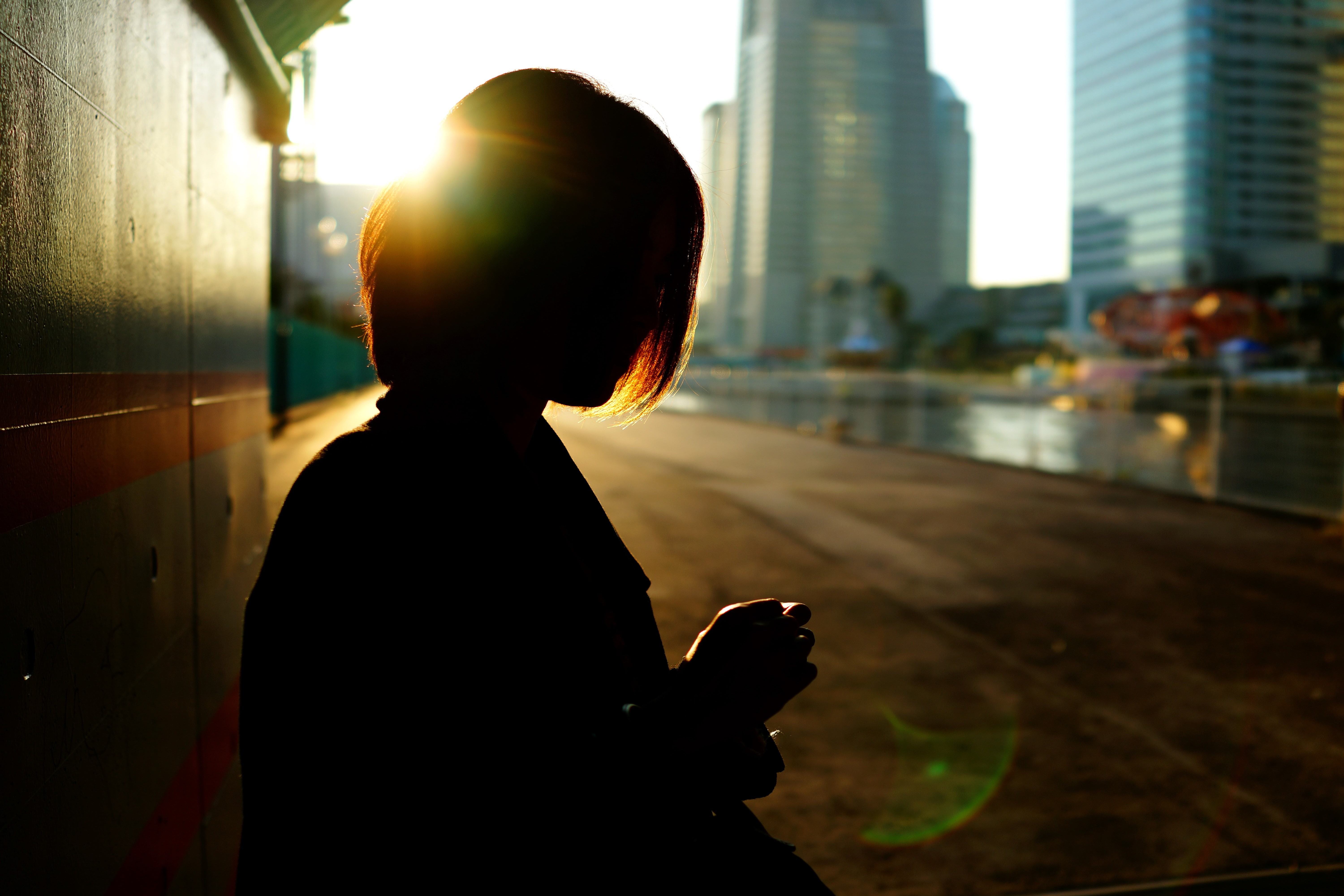 men, silhouette, depth of field, 5K, city, one person, waist up, lens flare, women, males, building exterior, Asian, sunlight, leisure activity, lifestyles, HD Wallpaper