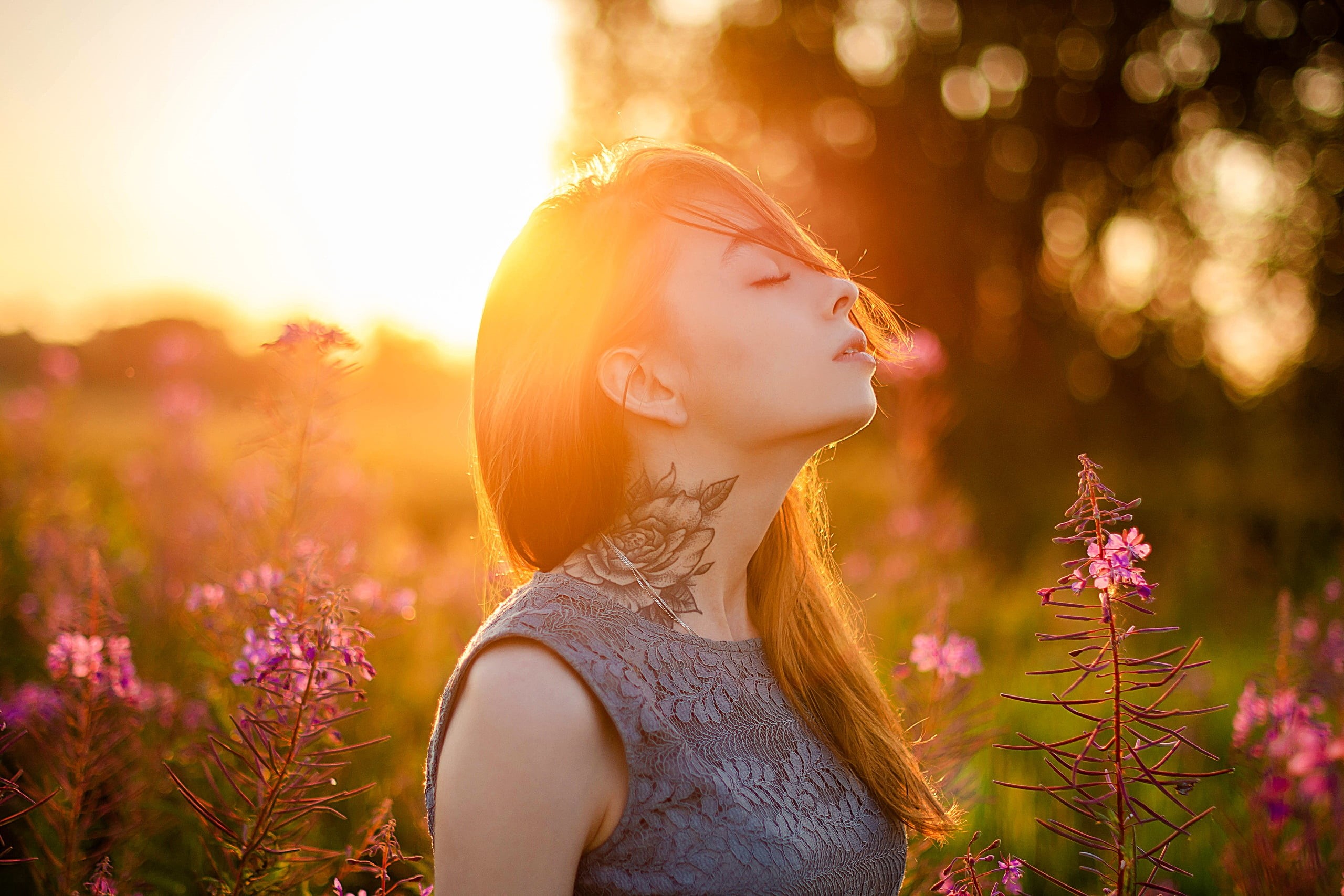 model, hair, necklace, nature, bokeh, lifestyles, plant, backlighting, outdoors, summer, garden, depth of field, profile, one person, flowering plant, 2K, HD Wallpaper