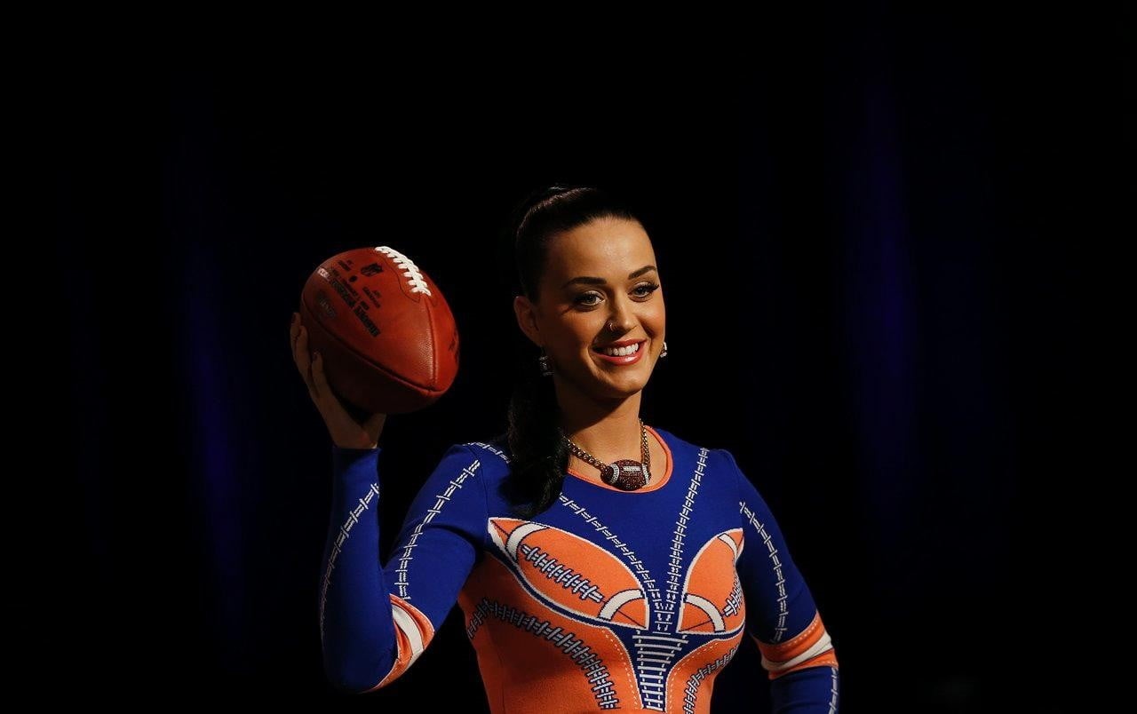 beautiful woman, smiling, indoors, looking at camera, studio shot, sport, emotion, one person, athlete, confidence, clothing, black background, katy, NFL, HD Wallpaper
