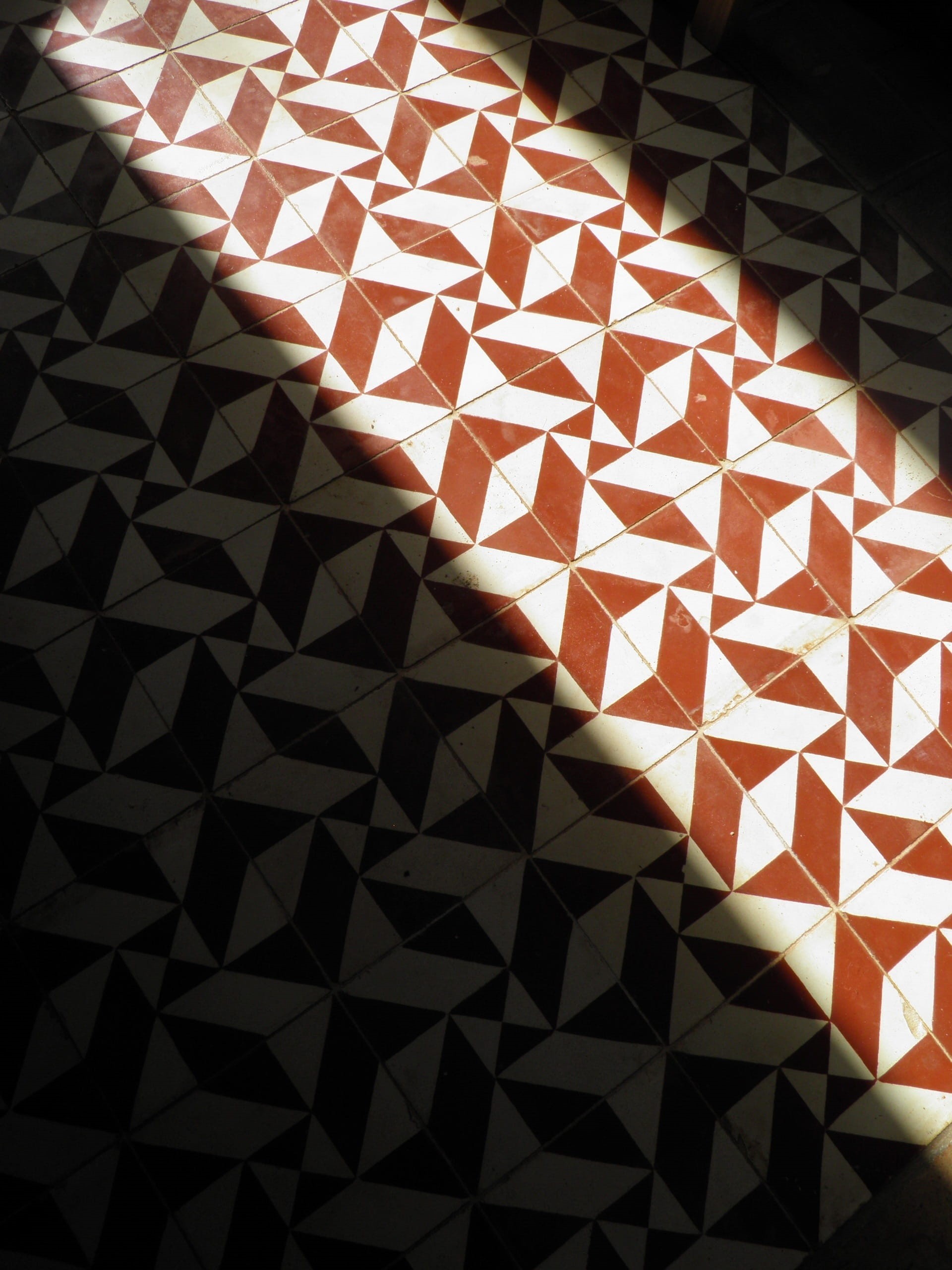 full frame, traditional, checked pattern, geometric shape, day, pattern, shadow, high angle view, tessellation, moroccan pattern, indoors, falling, tiled floor, Phone HD Wallpaper