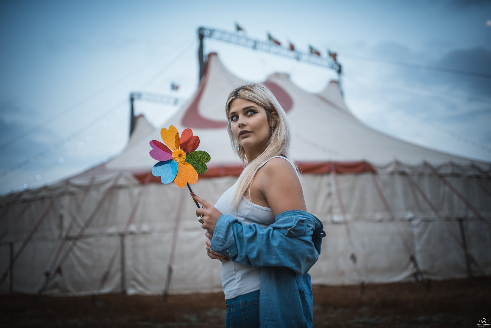 holding, nature, three quarter length, denim shirt, outdoors, casual clothing, standing, hairstyle, denim, real people, women, blonde, circus, looking at camera, HD Wallpaper
