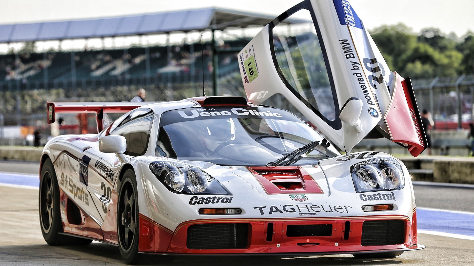 focus on foreground, track and field, competitive sport, day, car, mode of transportation, racecar, sport, western script, sports race, land vehicle, McLaren F1, HD Wallpaper