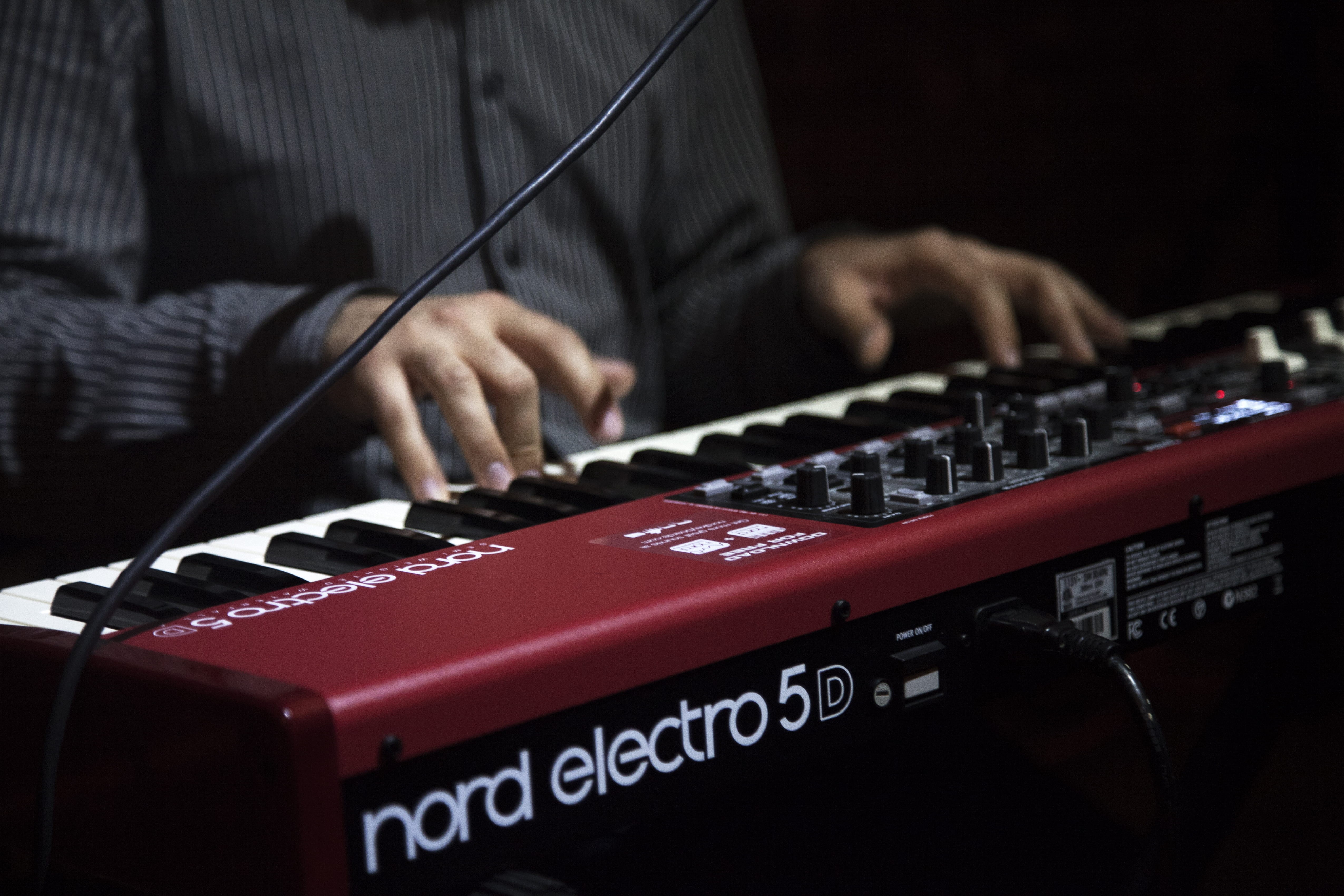 artist, nord, person, d, 4K, maroon, one person, young adult, human body part, men, keyboard instrument, close-up, arts culture and entertainment, indoors, HD Wallpaper