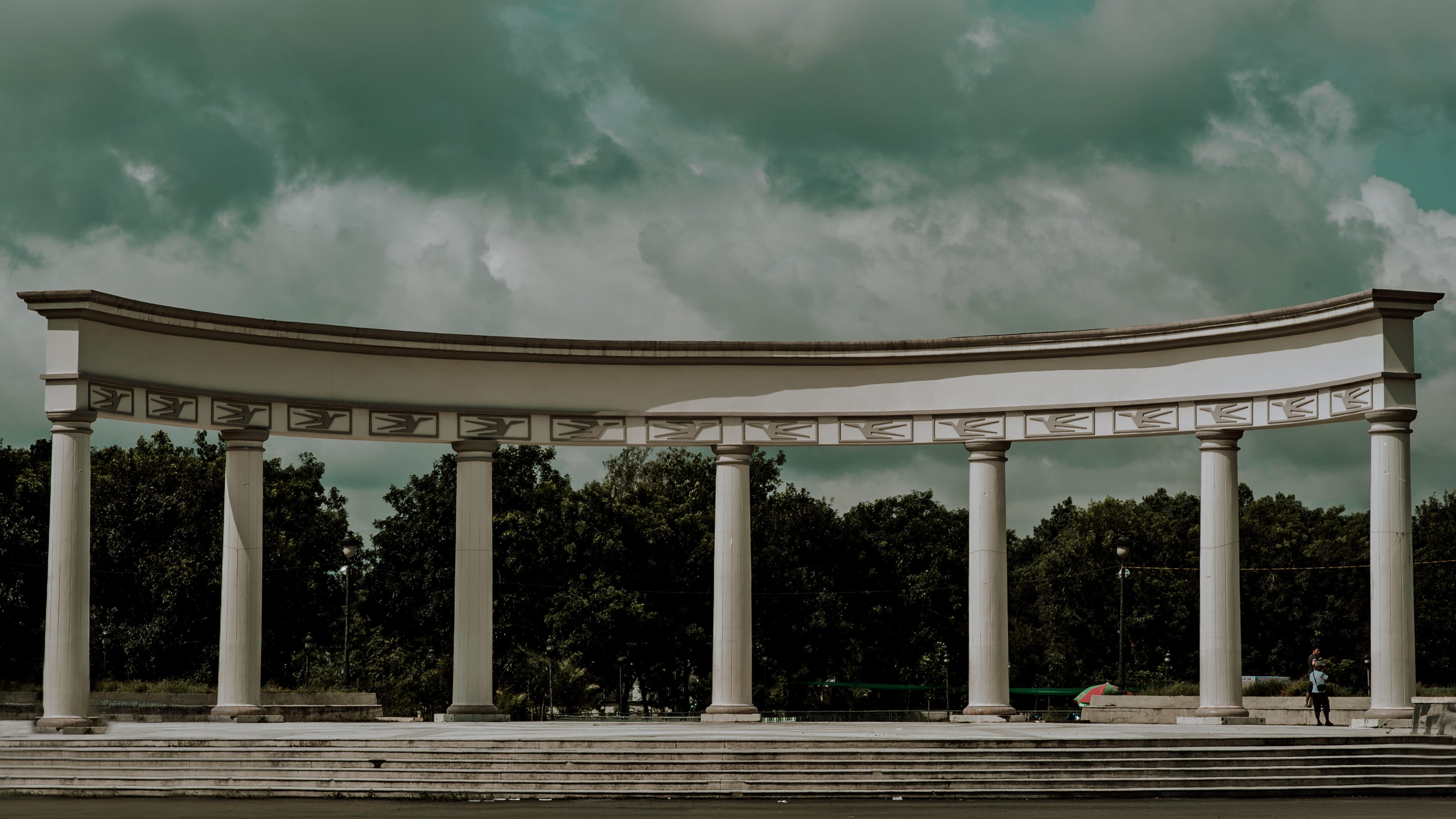 building exterior, daylight, park, built structure, sunlight, outdoors, person, history, architectural column, street, trees, plant, architecture, sky, HD Wallpaper