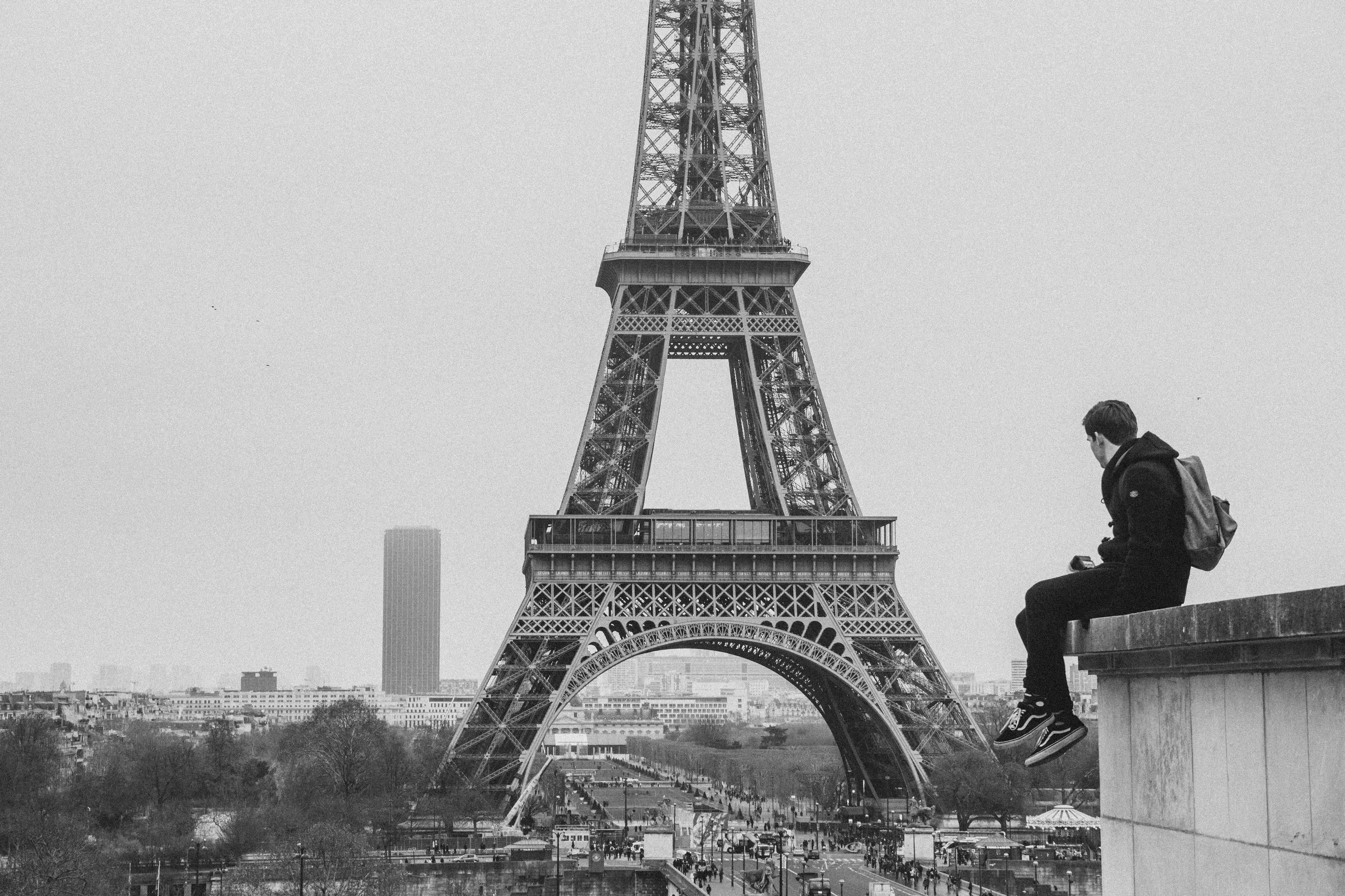 monument, real people, tower, person, architecture, metropolis, city, black and white, building, art, architectural feature, spire, building exterior, downtown, HD Wallpaper