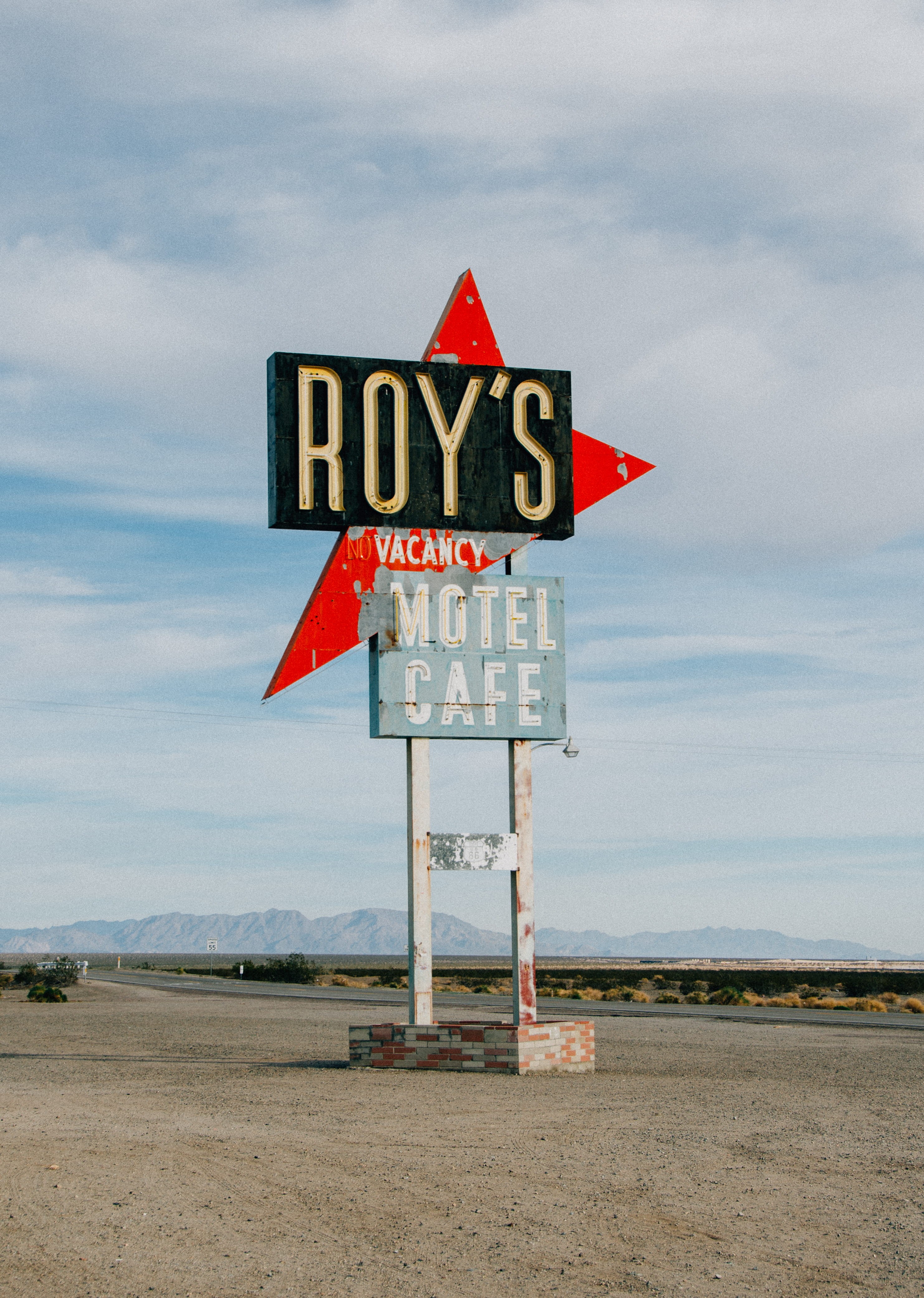 scrub, nature, vacancy, light, motel, typography, 4K, information sign, letter, road, name, cafe, roadtrip, worn, sign, beach, gray, black, communication, Phone HD Wallpaper
