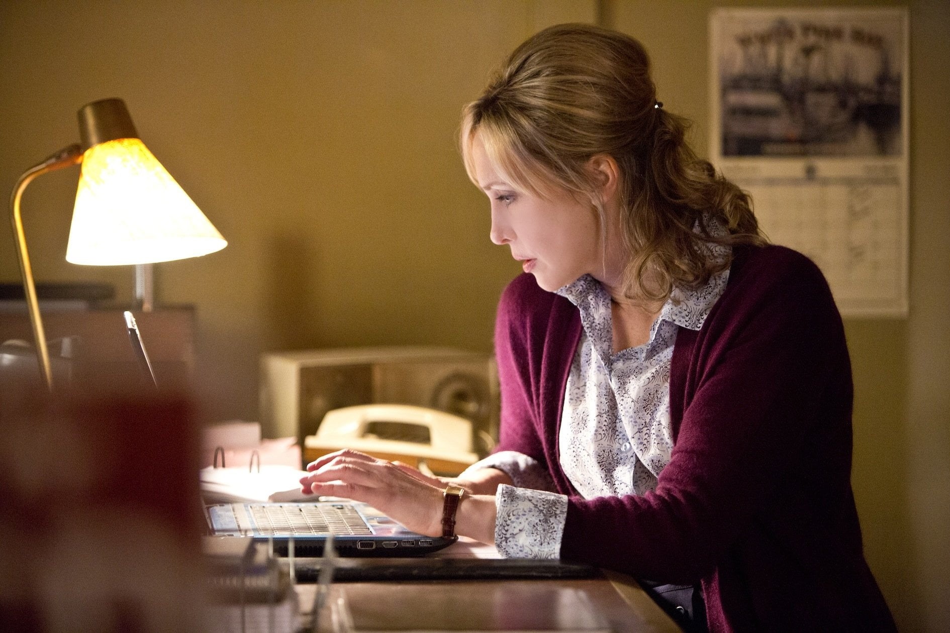 communication, hair, waist up, TV Show, connection, laptop, technology, electric lamp, book, adult, Bates Motel, profile view, lighting equipment, Vera Farmiga, HD Wallpaper