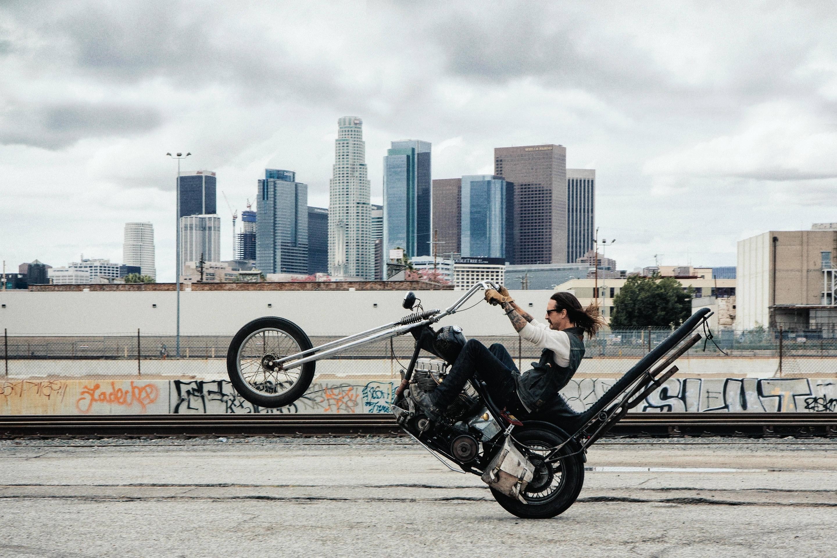 cloud - sky, architecture, men, Los Angeles, sport, biker, young adult, full length, built structure, building exterior, bicycle, chopper, one person, outdoors, HD Wallpaper
