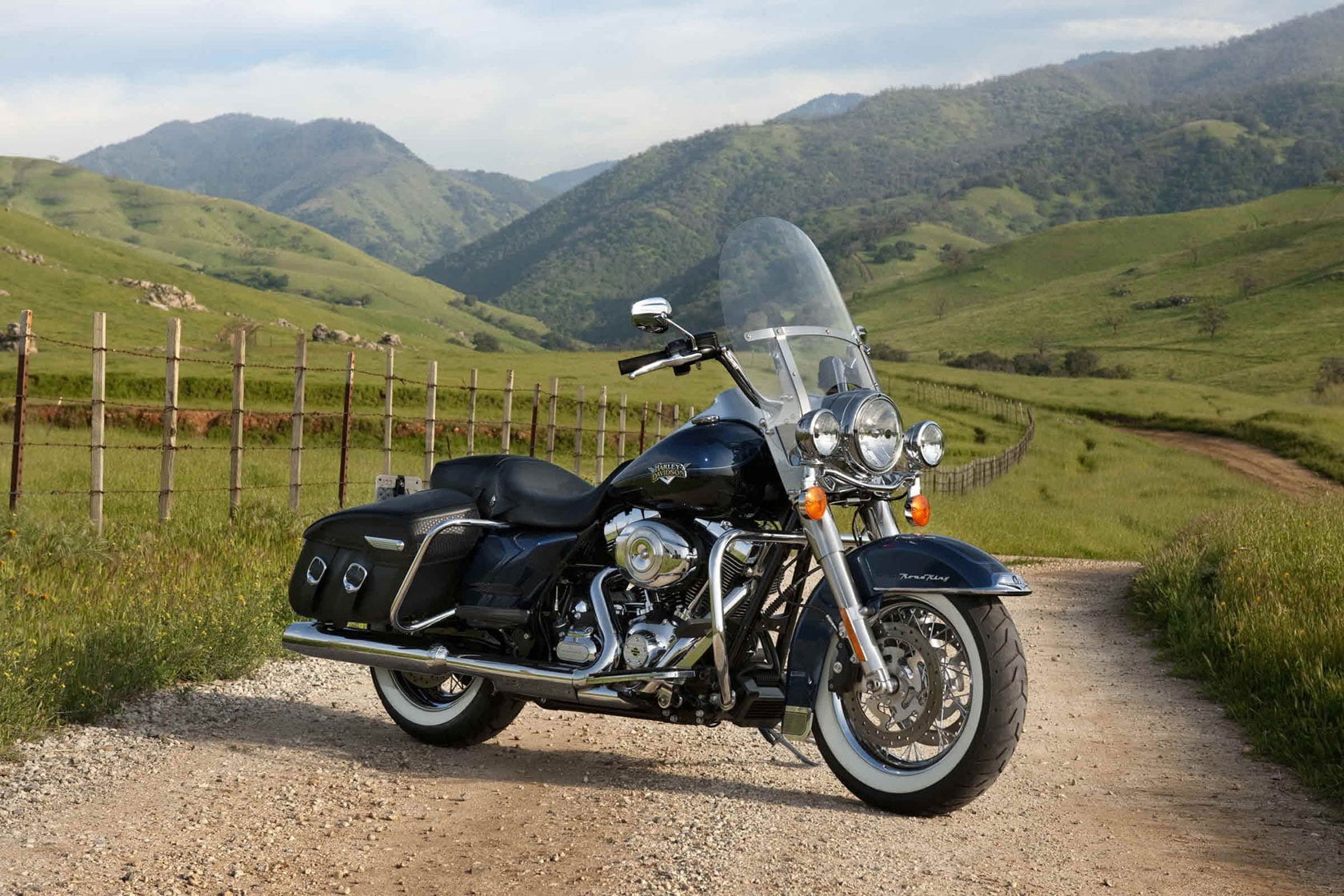 touring, flhrc-roadking, harley, flhrc, 720P, harley davidson, davidson, grass, roadking, black, motorcycle, mountains, HD Wallpaper