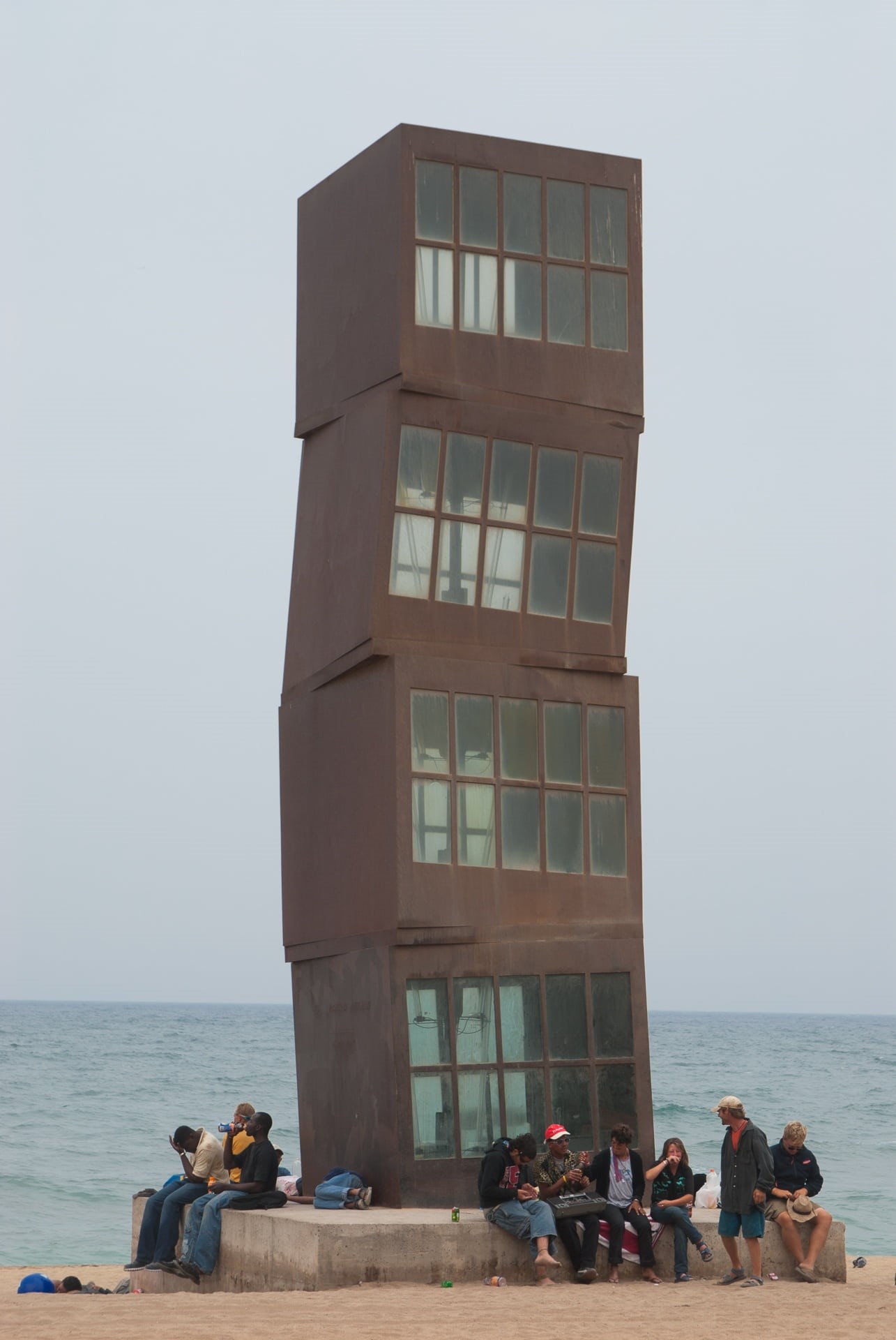 oblique, women, leisure activity, men, tower, drink, people, adult, horizon over water, real people, group of people, beach, architecture, sky, aslant, Phone HD Wallpaper
