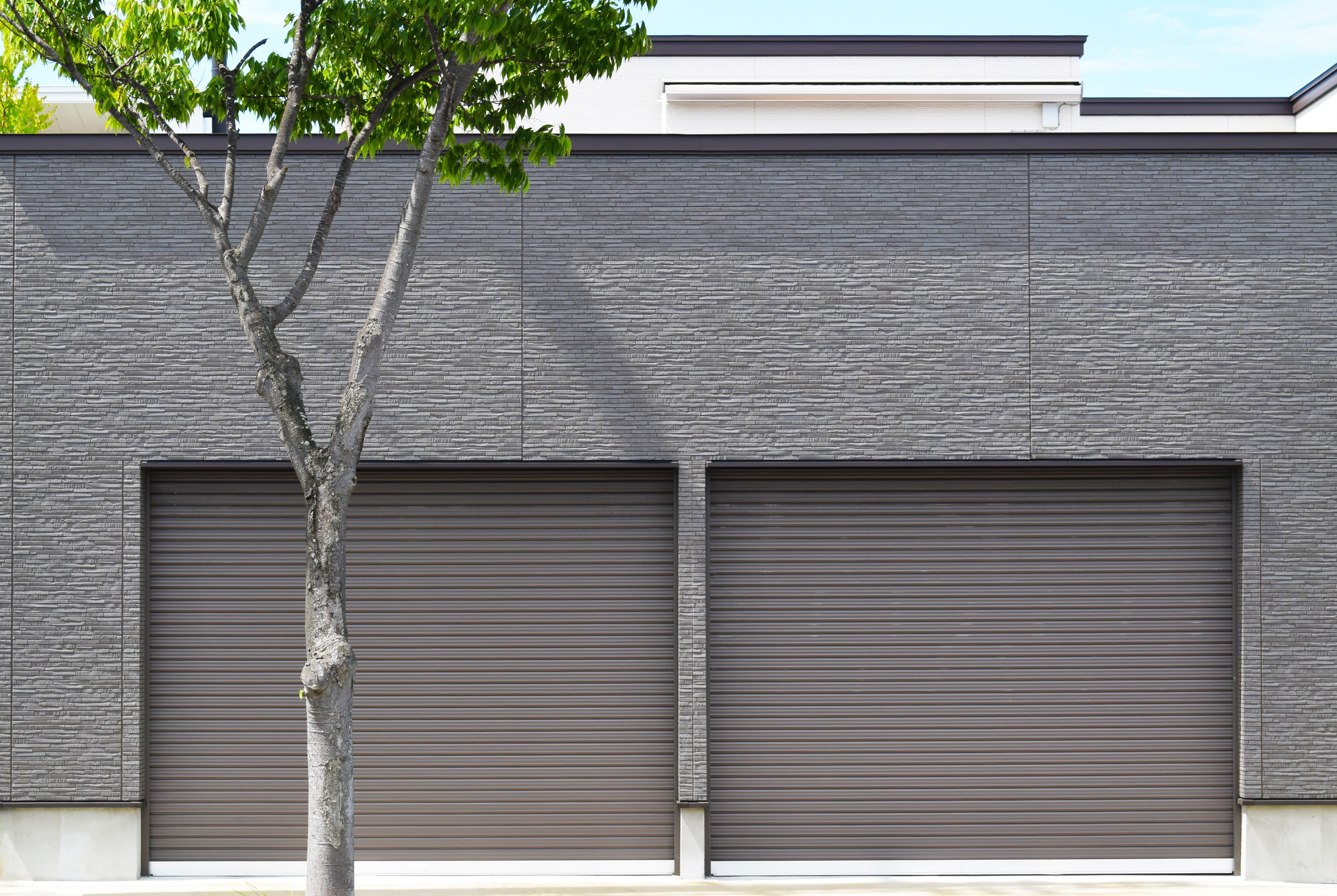 roof, 5K, shutters, japan, garage, wall - building feature, closed, low angle view, house, walk, grey, residential district, shutter, plant, sycamore, HD Wallpaper