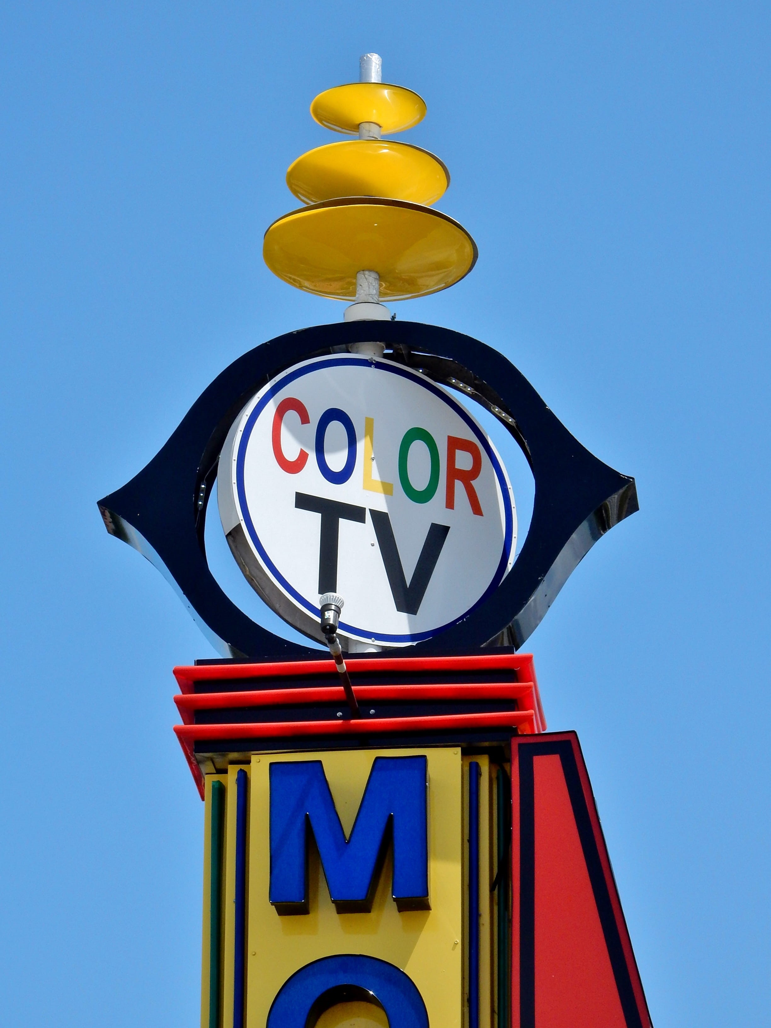 low angle view, sky, yellow, text, clock, western script, close-up, tv, no people, united states, roadside, blue, time, 50s, communication, 60s, lighting equipment, Phone HD Wallpaper