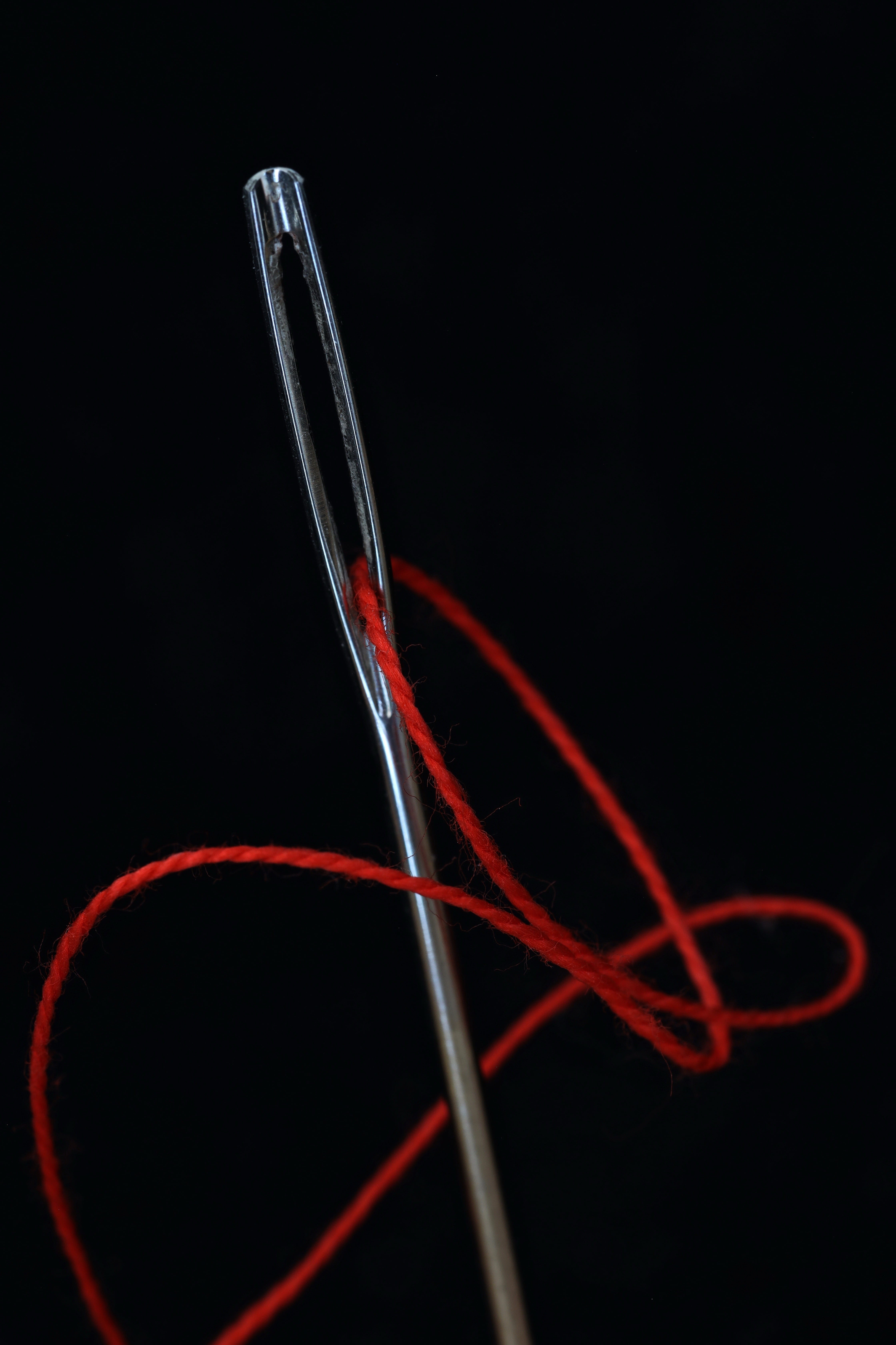 two objects, needle, yarn, simplicity, colored background, haberdashery, 5K, indoors, black background, fabric, thread, studio shot, handarbeiten, intertwined, Phone HD Wallpaper