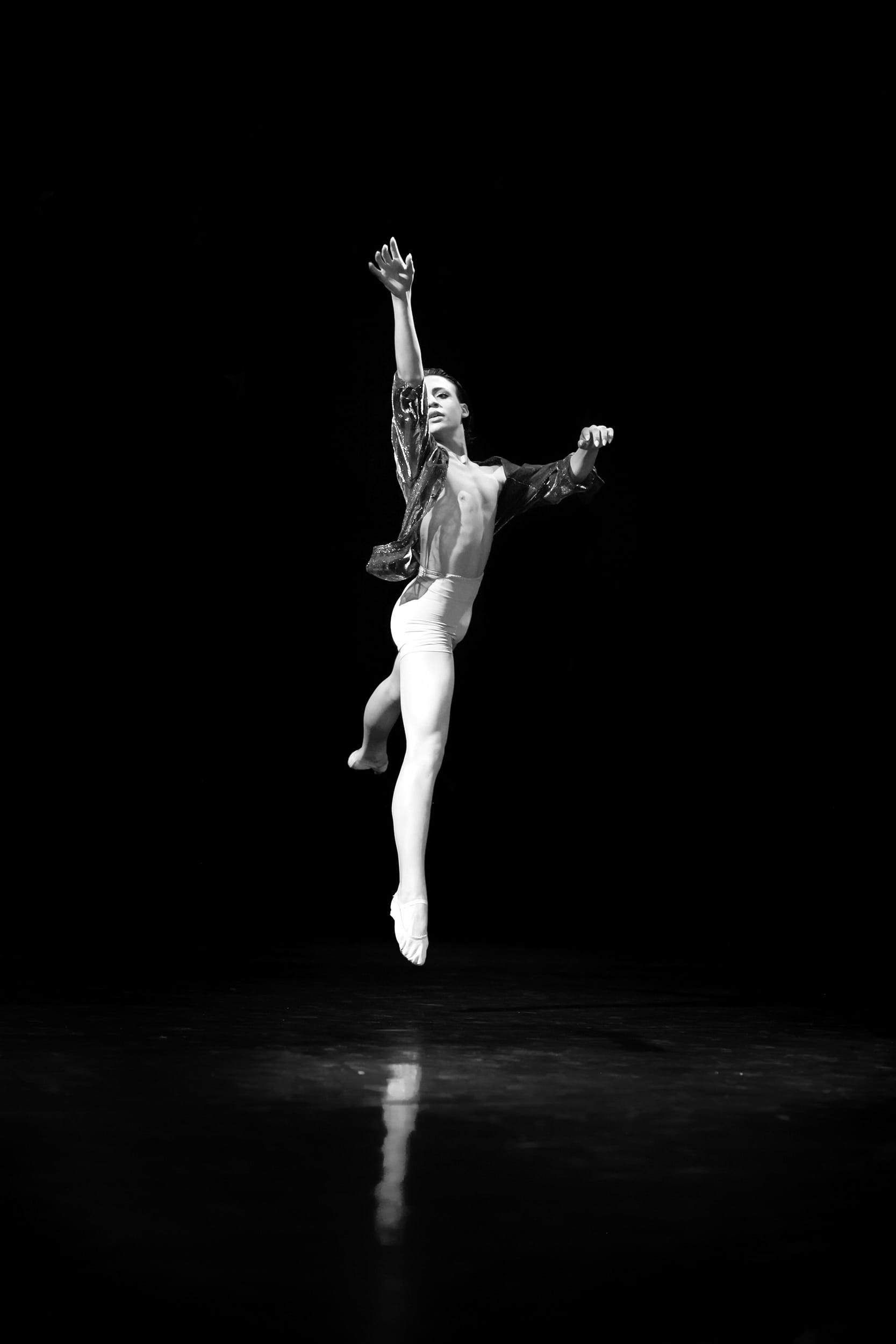 strength, elegance, stage, person, black-and-white, studio shot, black background, dark, stage - performance space, skill, man, photography, position, performer, Phone HD Wallpaper