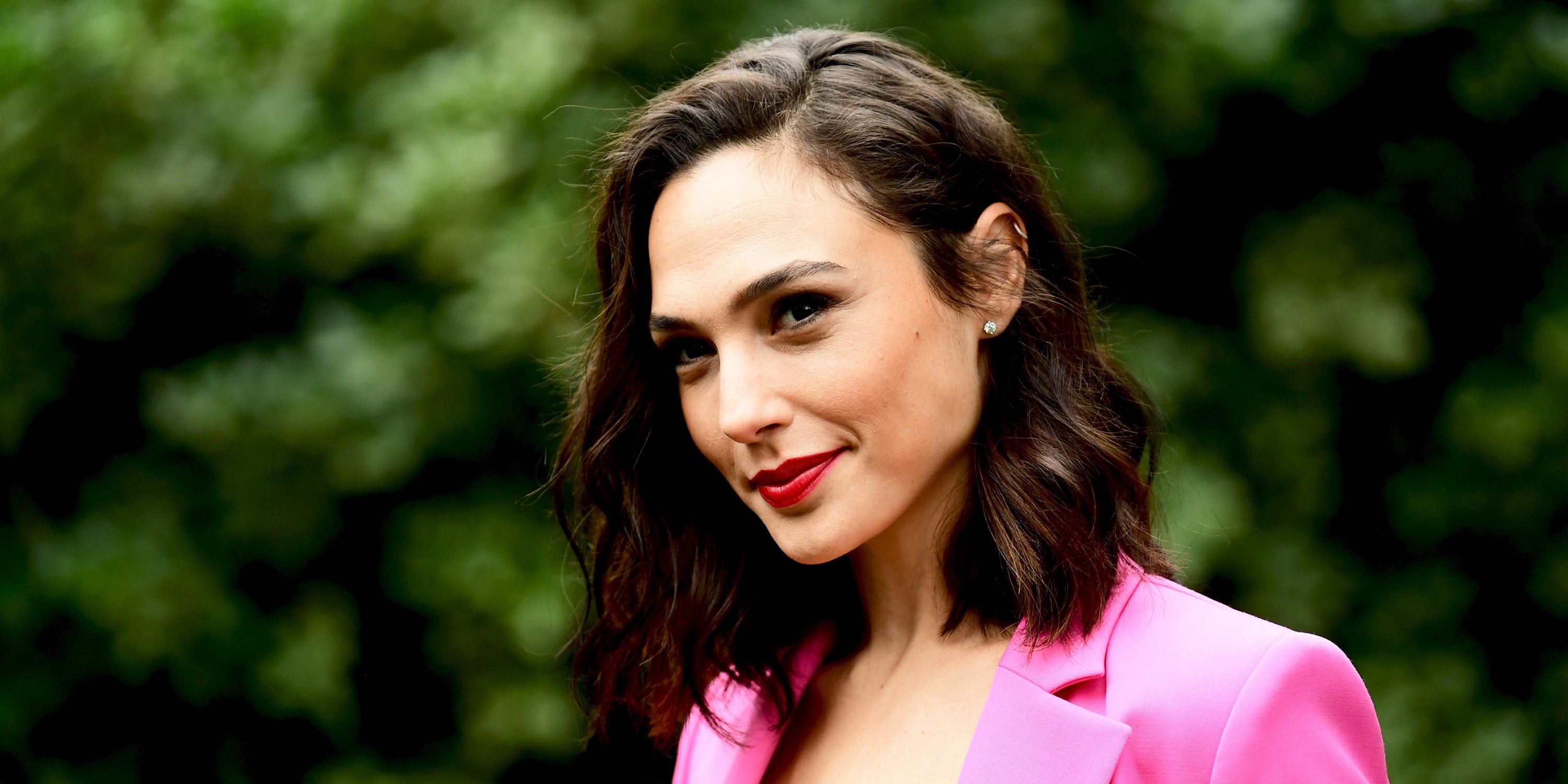 women, smiling, brunette, Gal Gadot, actress, short hair, Pink jacket, red lipstick, 2K, HD Wallpaper