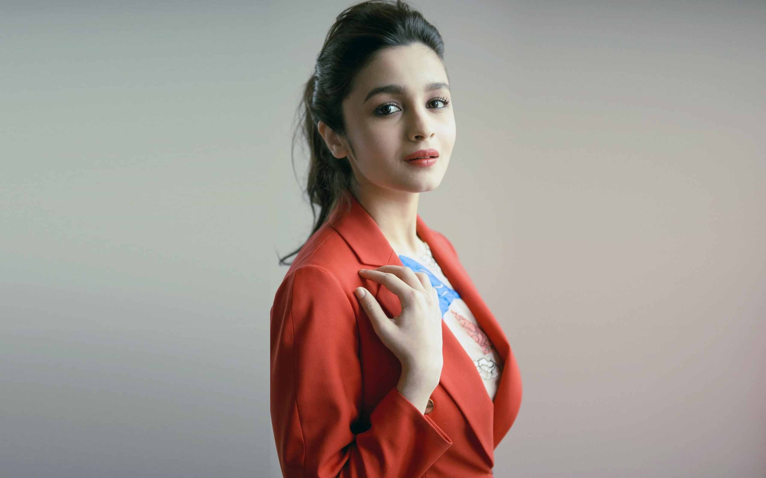 hairstyle, gray, women, Alia Bhatt, casual clothing, brown eyes, lifestyles, young adult, 2K, looking at camera, beautiful woman, studio shot, beauty, HD Wallpaper