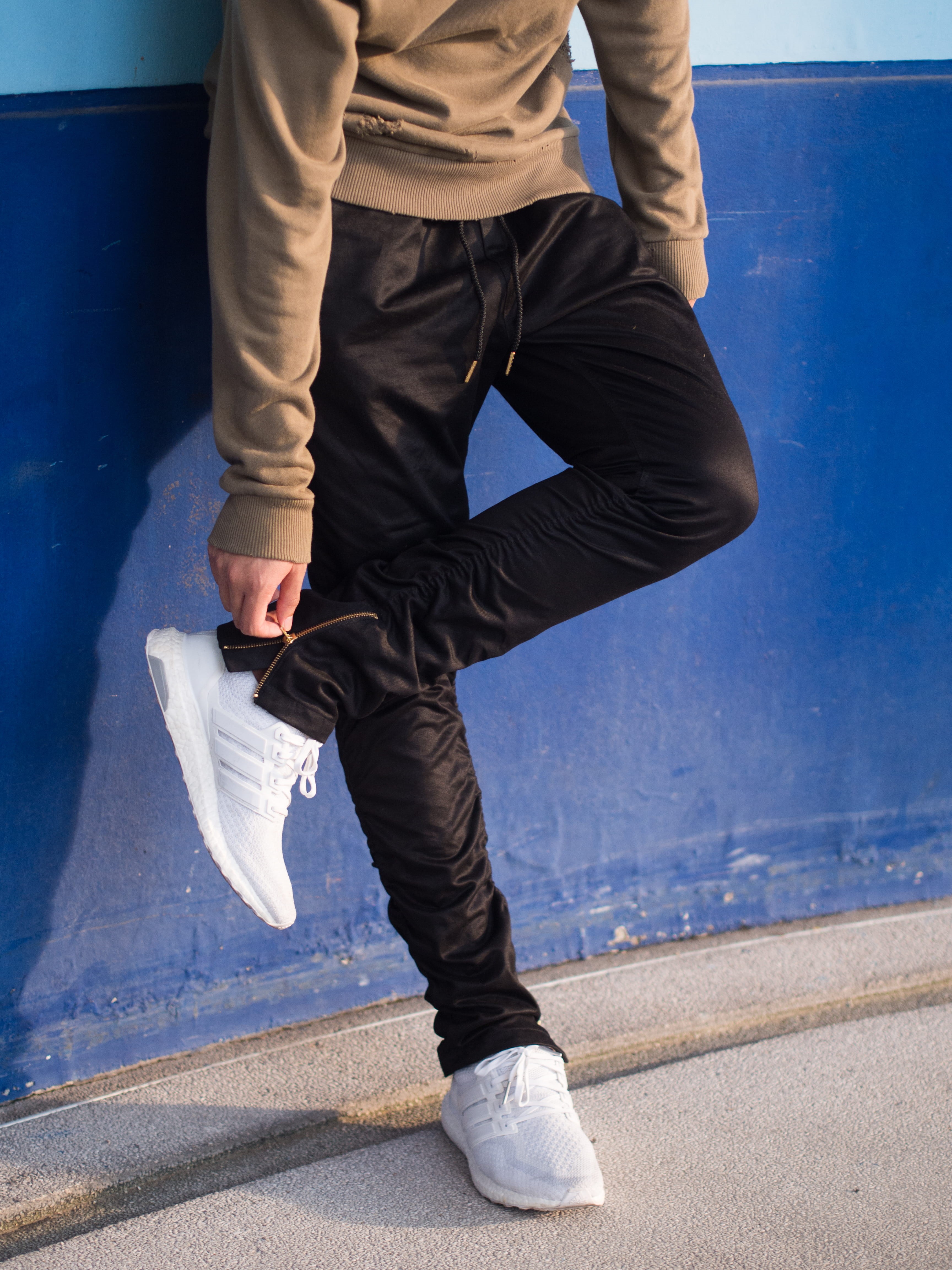 man, low section, wearing, human body part, balance, streetwear, body part, person, nature, brown, real people, pants, jacket, men, holding, shoe, motion, Phone HD Wallpaper