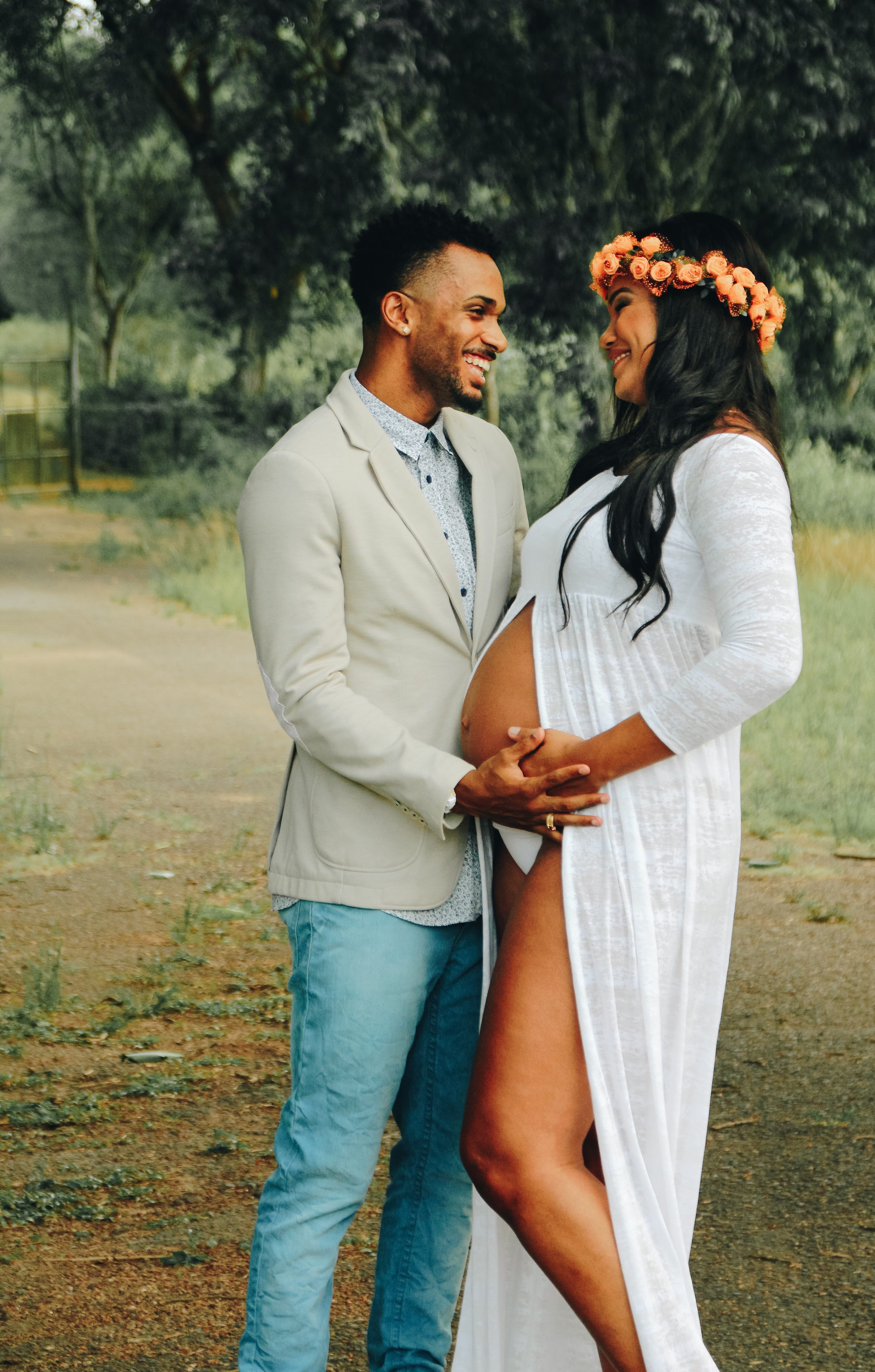 love, man, couple - relationship, pregnant test, complicity, casual clothing, lifestyles, real people, outdoors, jacket, positive emotion, standing, casal, Phone HD Wallpaper