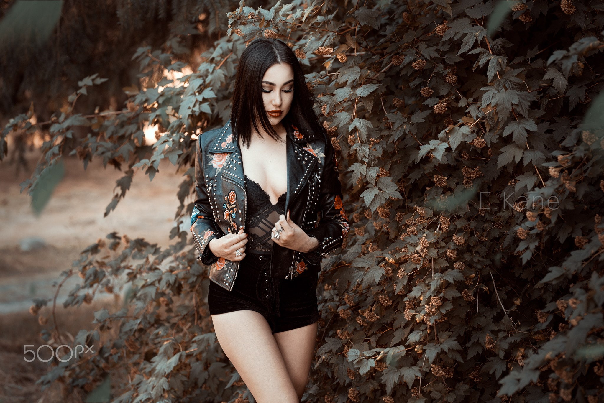 black clothing, lifestyles, outdoors, women outdoors, 1080P, teenager, long hair, three quarter length, hairstyle, beauty, beautiful woman, hair, women, HD Wallpaper