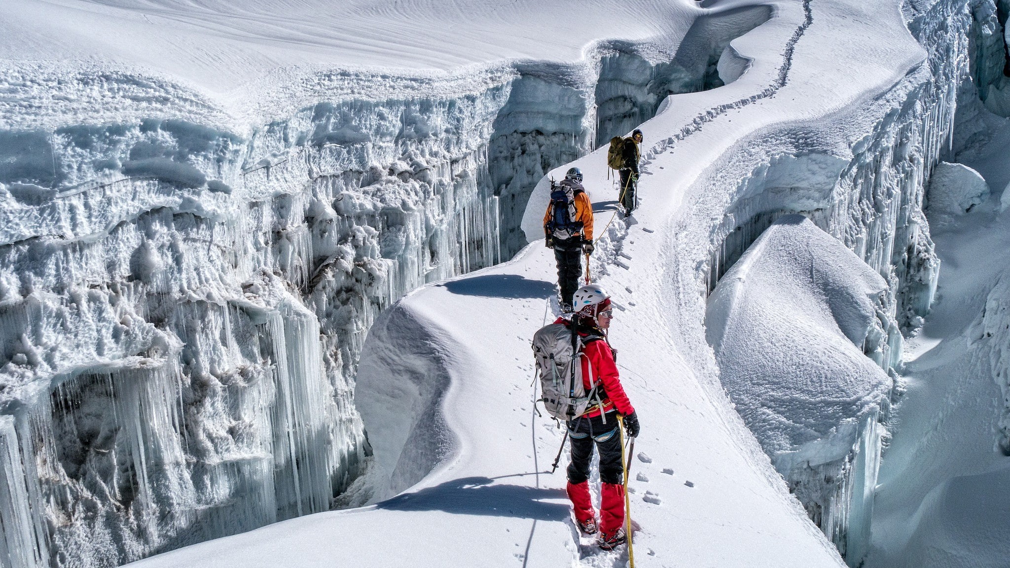 1080P, climbers, winter, red, shade, s, ice, rocks, road, snow, sun, women, jacket, mountains, extreme sports, HD Wallpaper