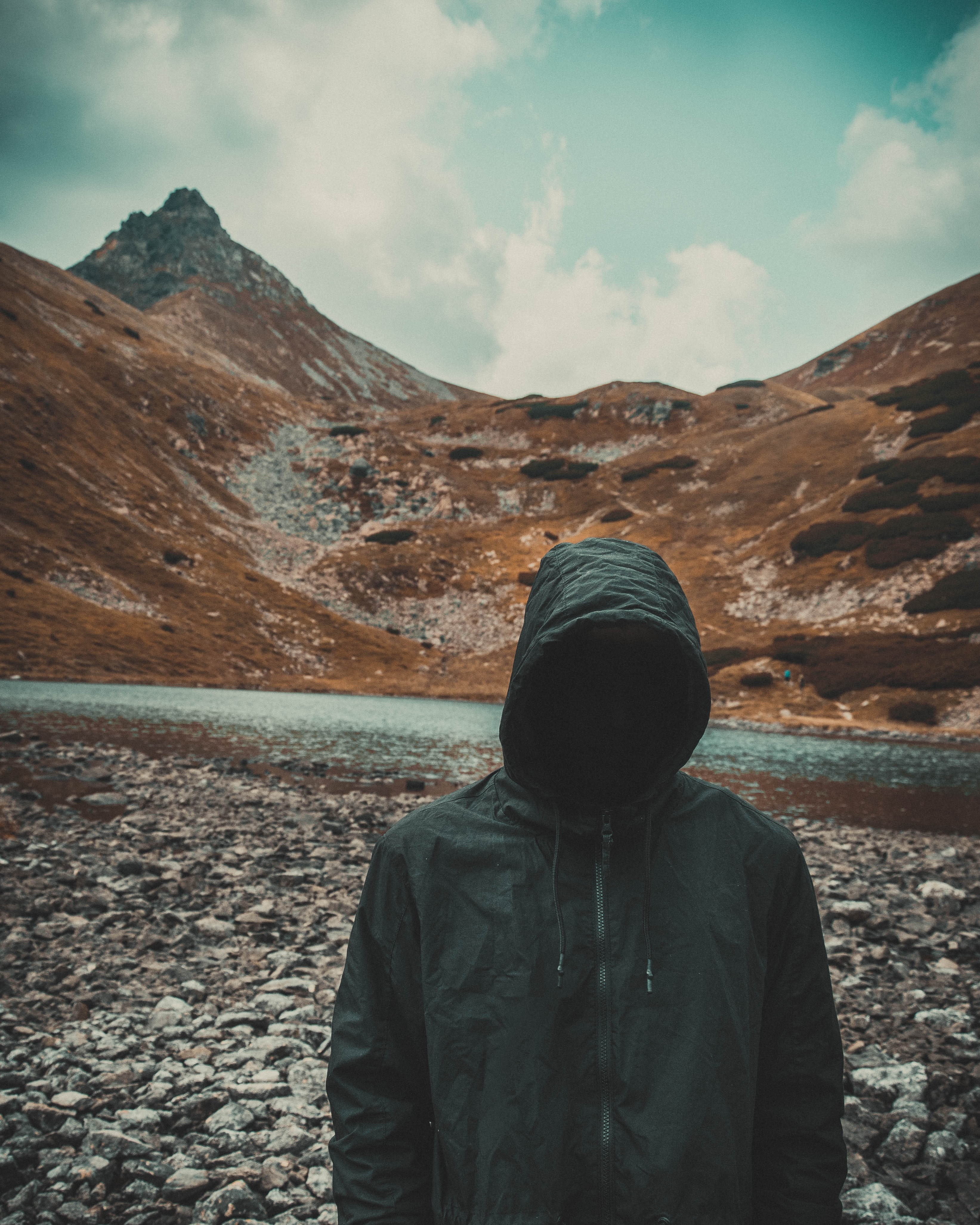 black, 4K, mountains, man, faceless, river, hood, Phone HD Wallpaper