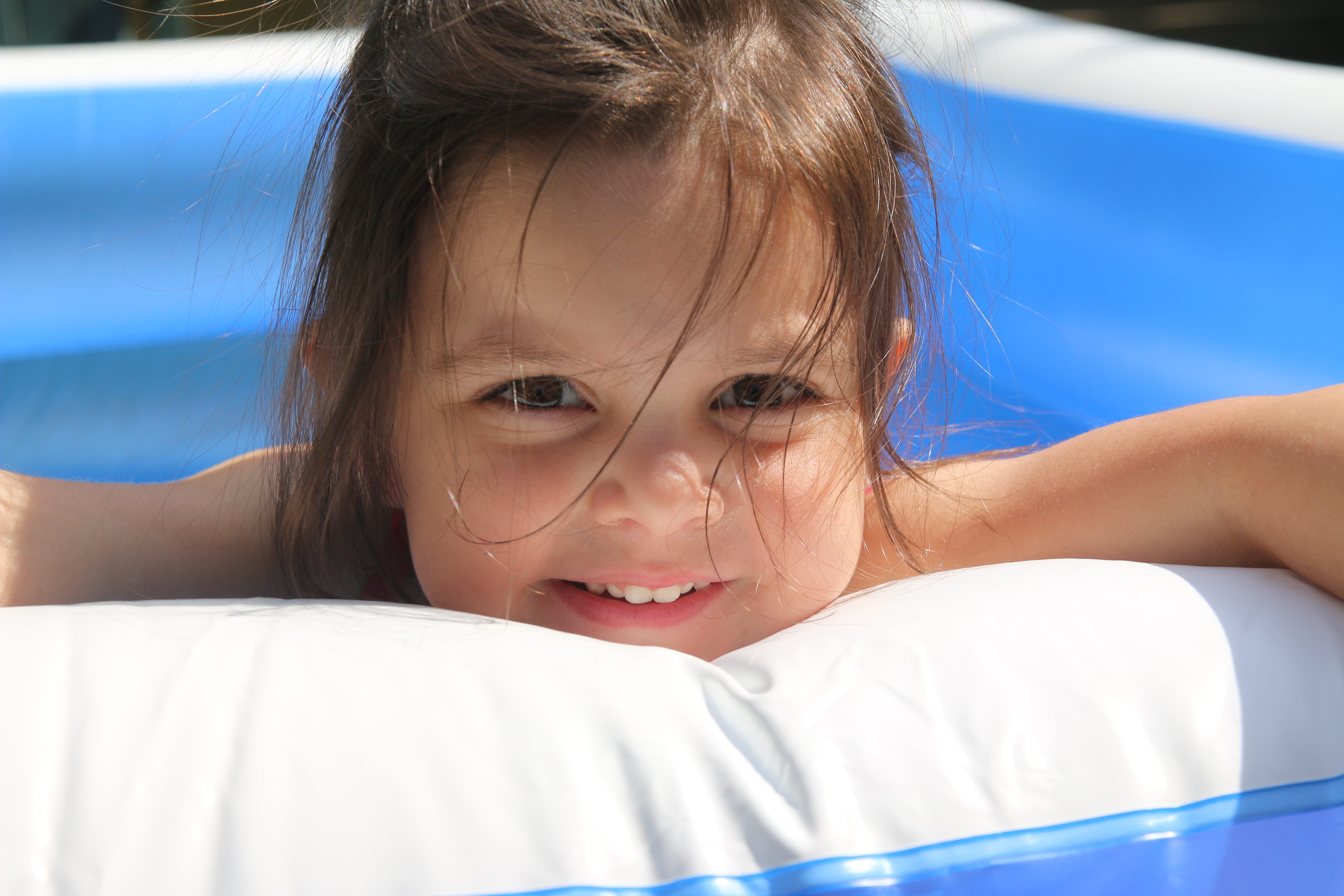 5K, pool, white, front view, kid, happiness, blue, teeth, hair, smiling, headshot, attractive, eyes, young, swimming, girl, cheerful, paddling pool, innocence, HD Wallpaper