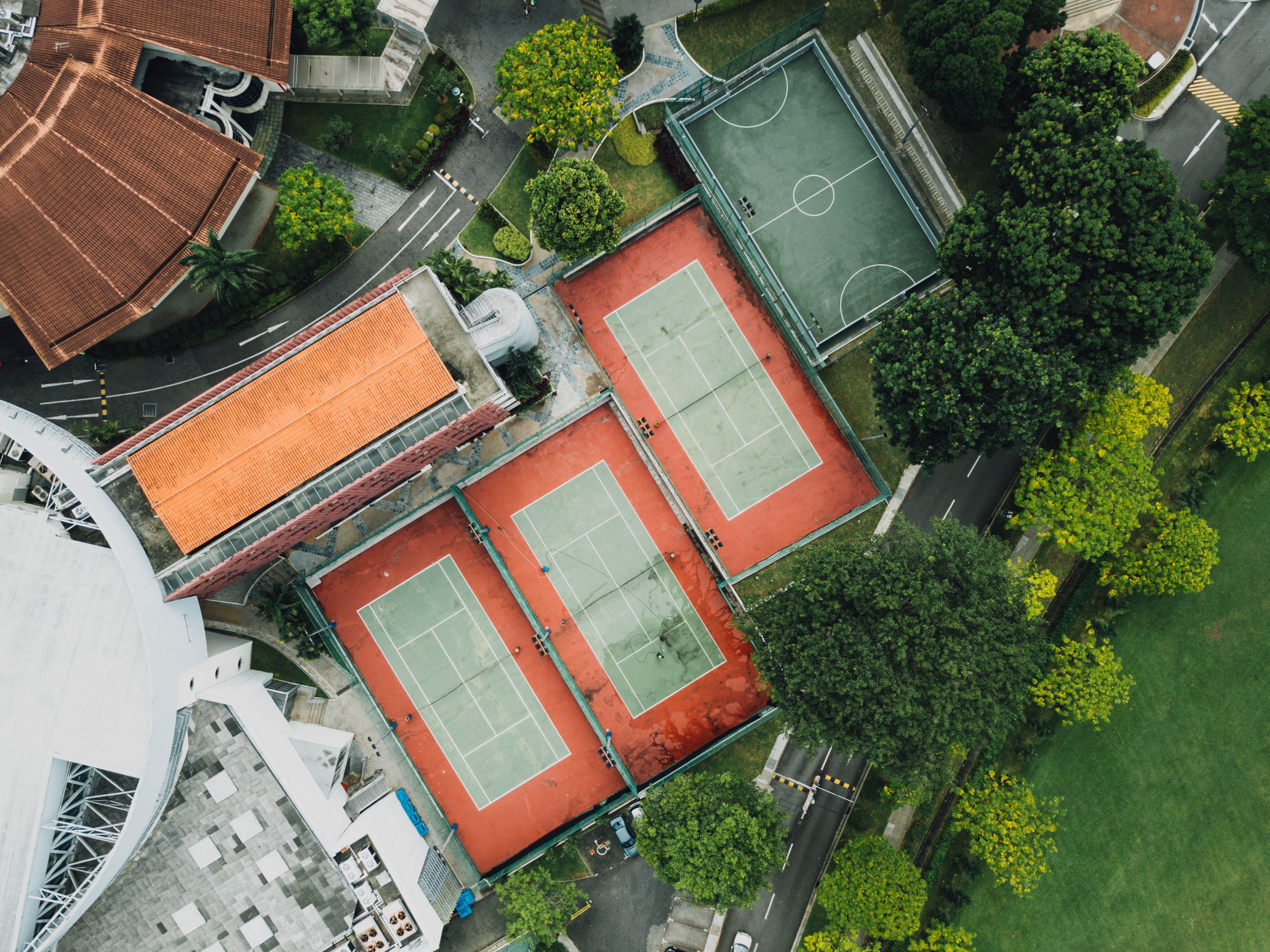 soccer, near, roof, 4K, court, high angle view, tall, plant, tennis, tree, photography, house, buildings, courts, residential district, aerial view, basketball, HD Wallpaper