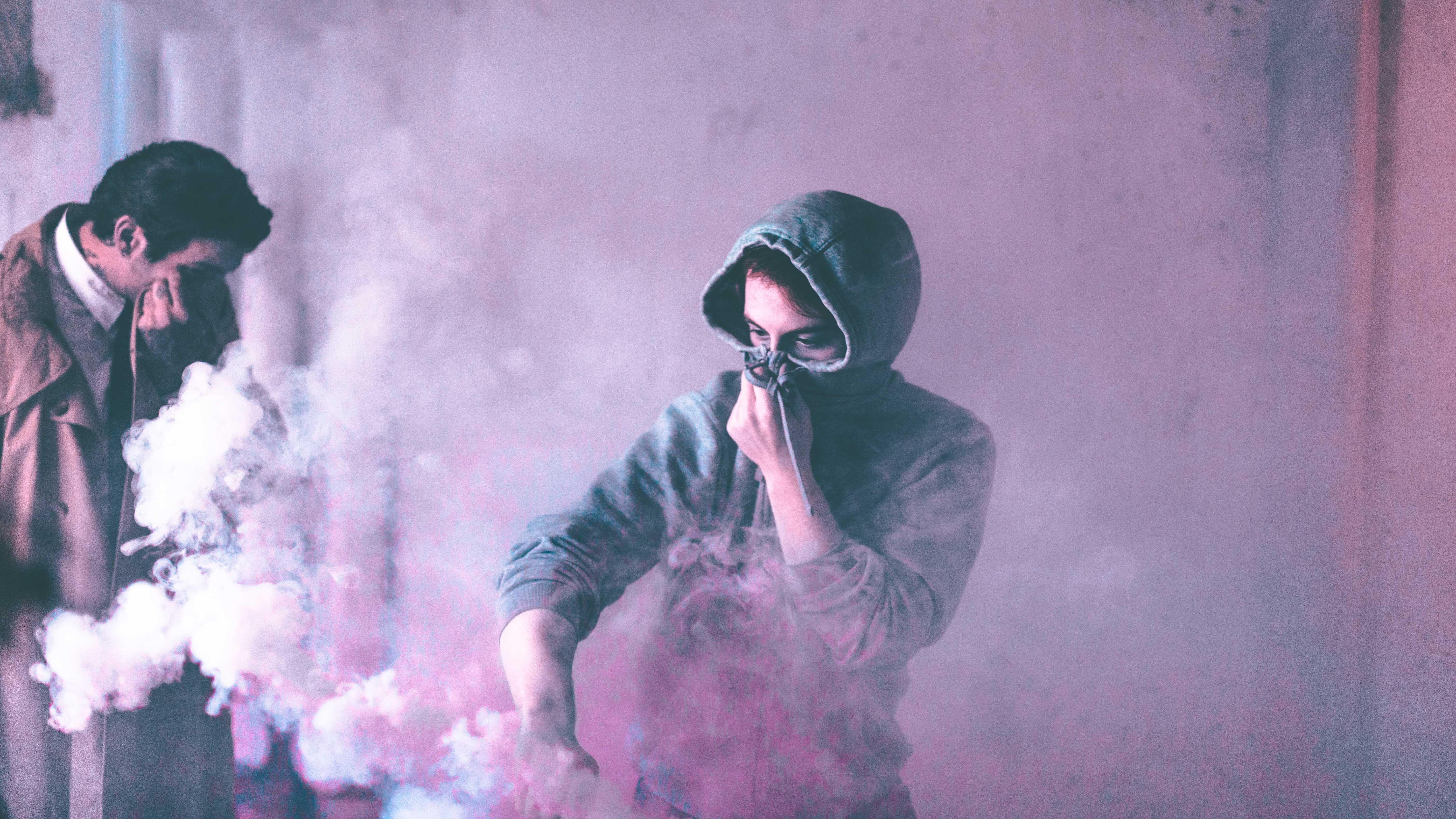 real people, waist up, fumigene, one person, inside, man, holding, smoke - physical structure, gassing, men, front view, gas mask, grey, holding nose, toxic, HD Wallpaper