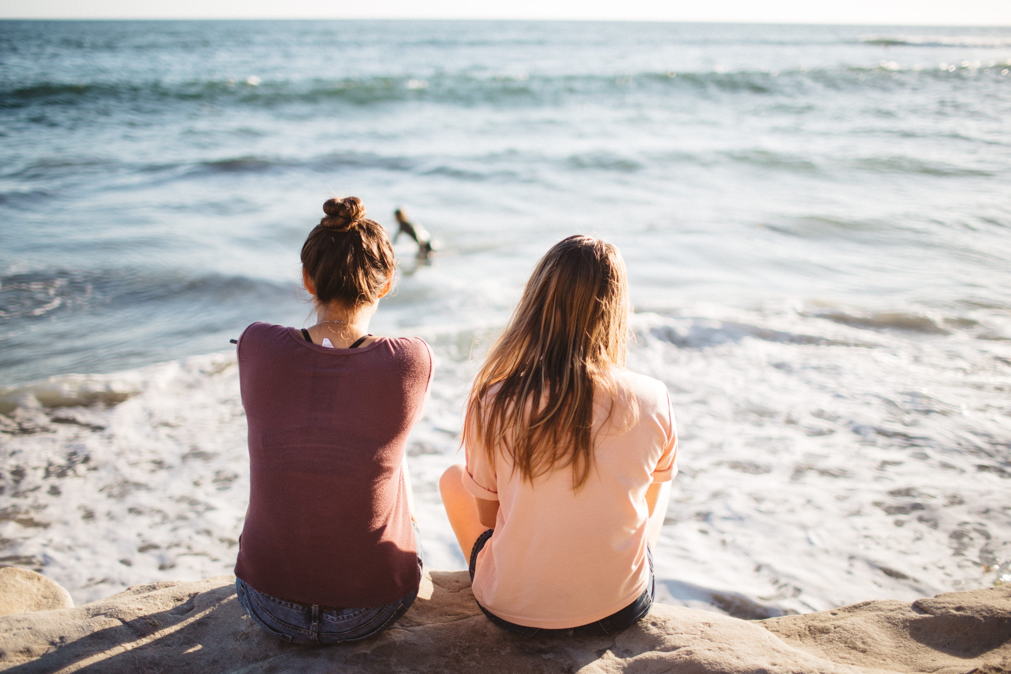 rear view, bonding, sitting, two, sun, best friend, cliff, women, two people, positive emotion, back, hairstyle, looking, bright, water, lemonade, cute, HD Wallpaper