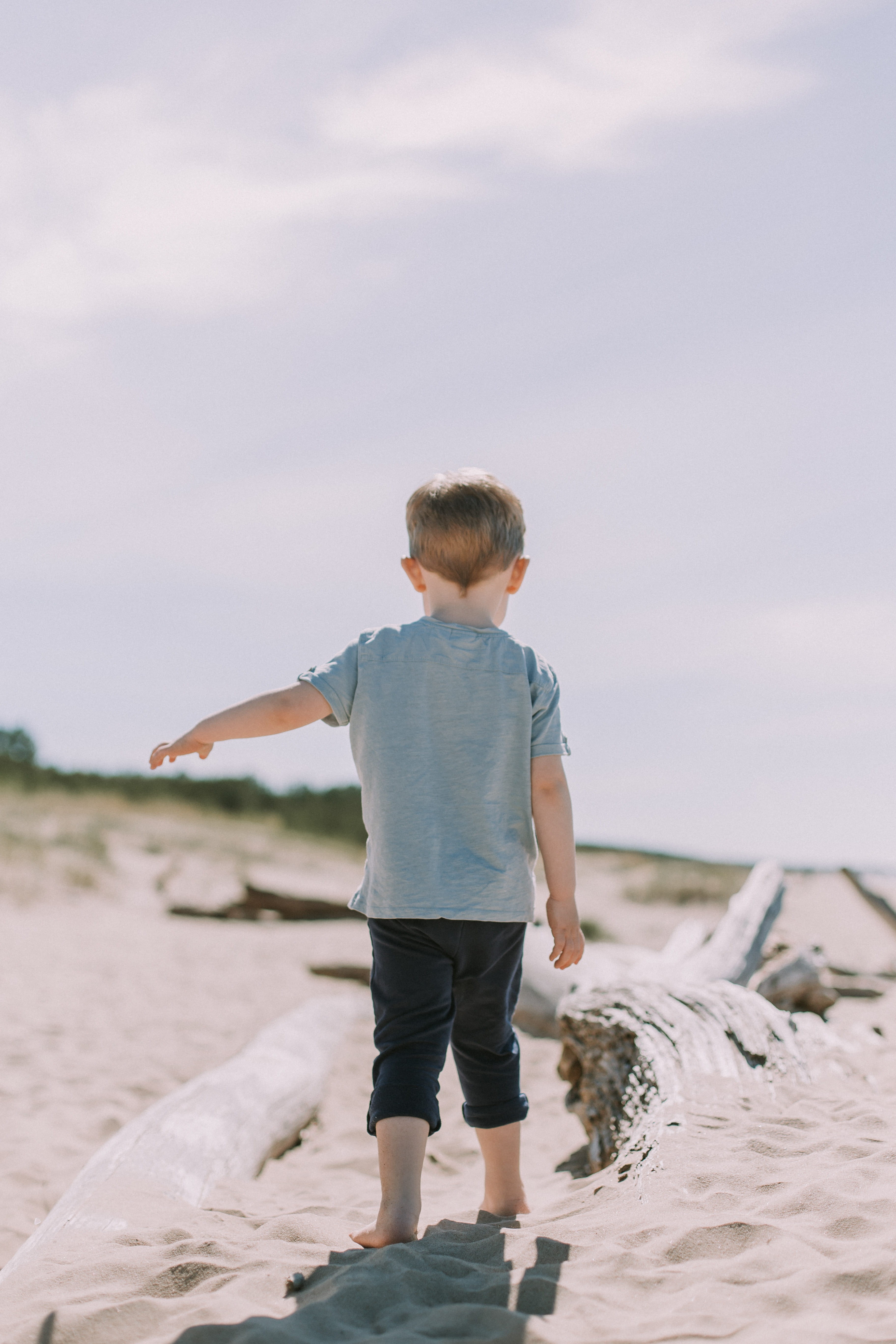 one person, sunny day, let them be little, gray, brown, outdoors, daytime, beach, summer fun, leisure activity, rear view, sand, nature, near, innocence, Phone HD Wallpaper