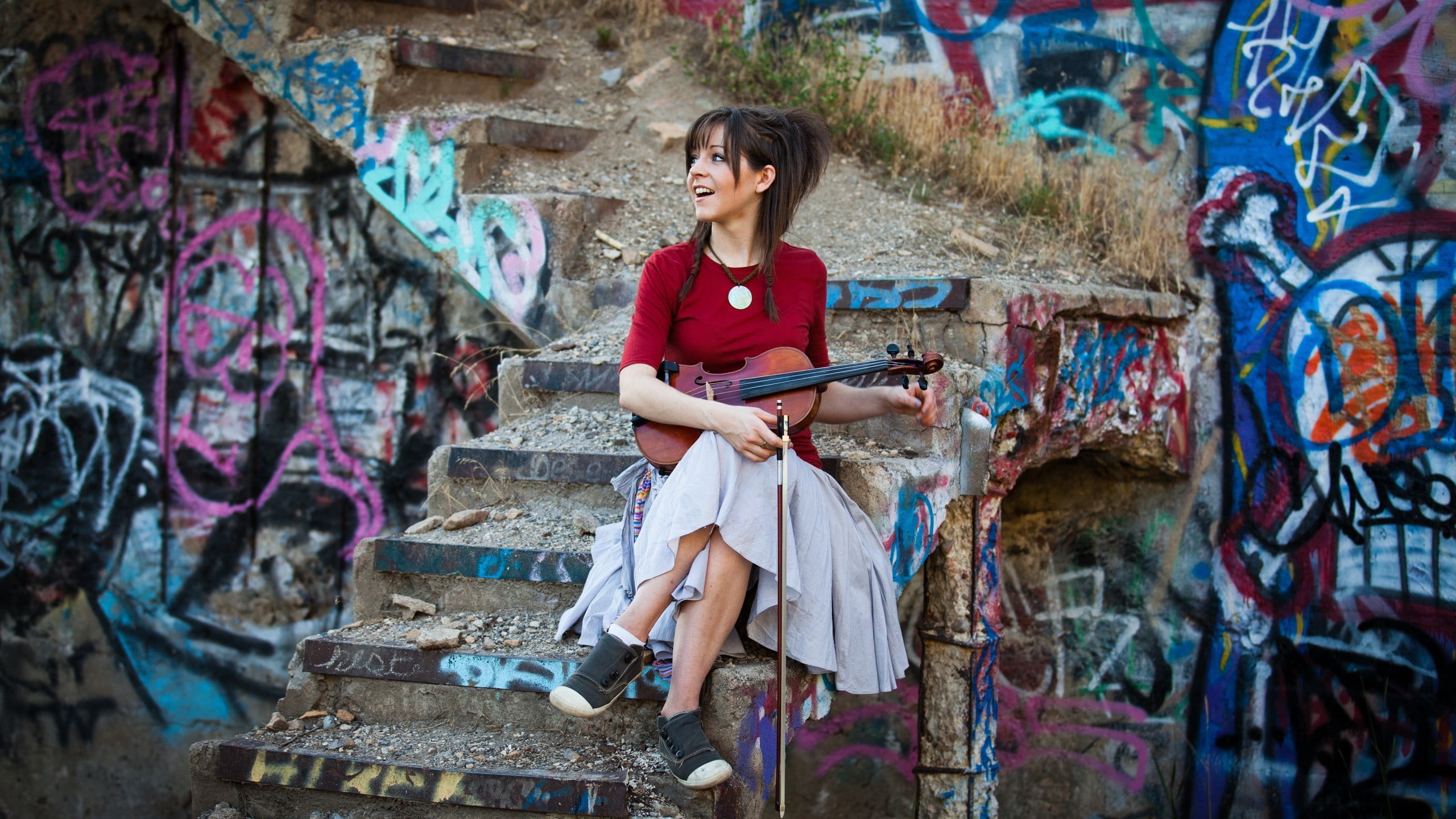 wall - building feature, 2K, celebrity, clothing, full length, dress, art and craft, adult, beautiful woman, street art, hairstyle, artist, architecture, HD Wallpaper