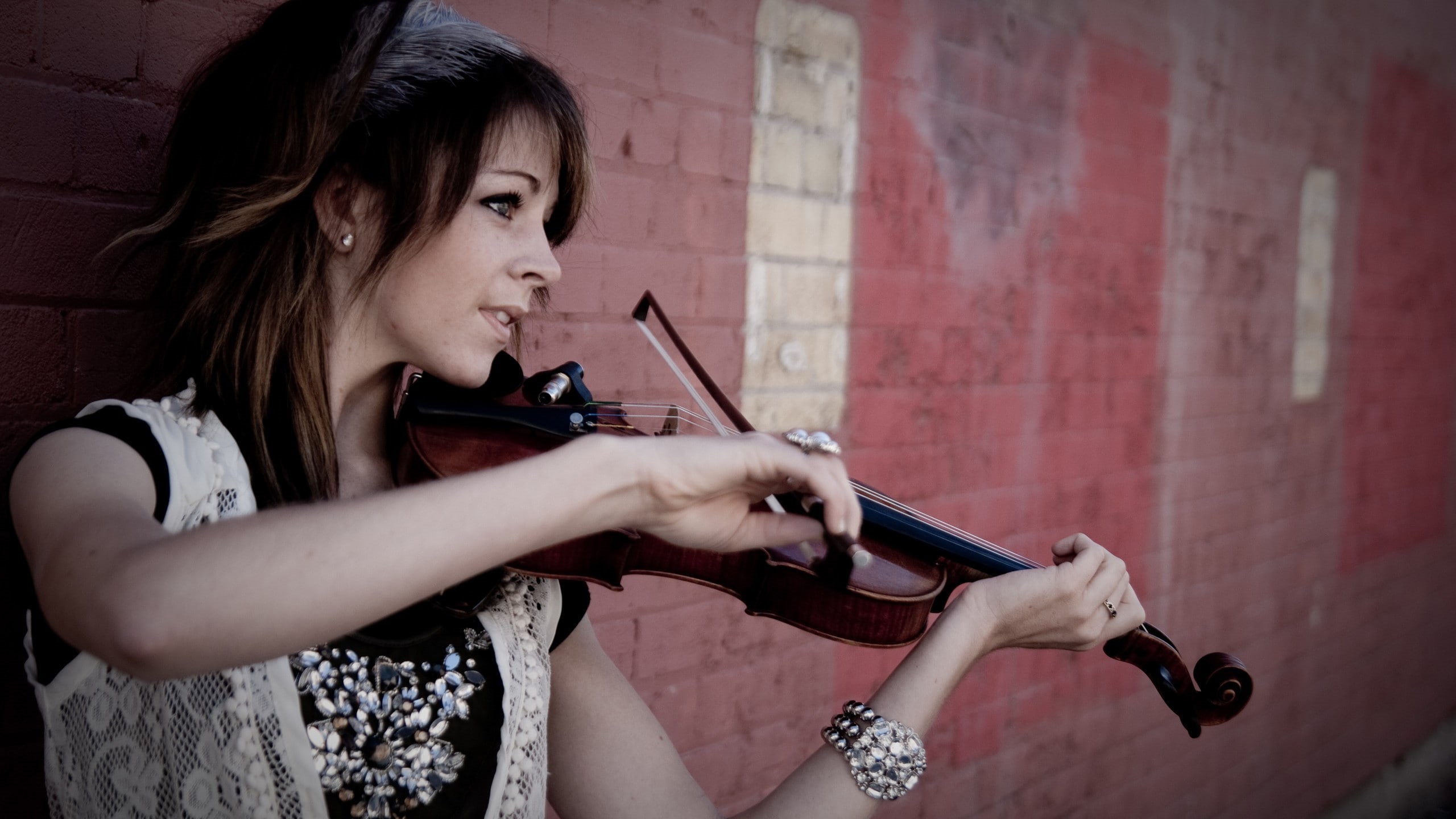 adult, playing, arts culture and entertainment, women, violin, musician, skill, plucking an instrument, string instrument, bracelets, violinist, hairstyle, HD Wallpaper