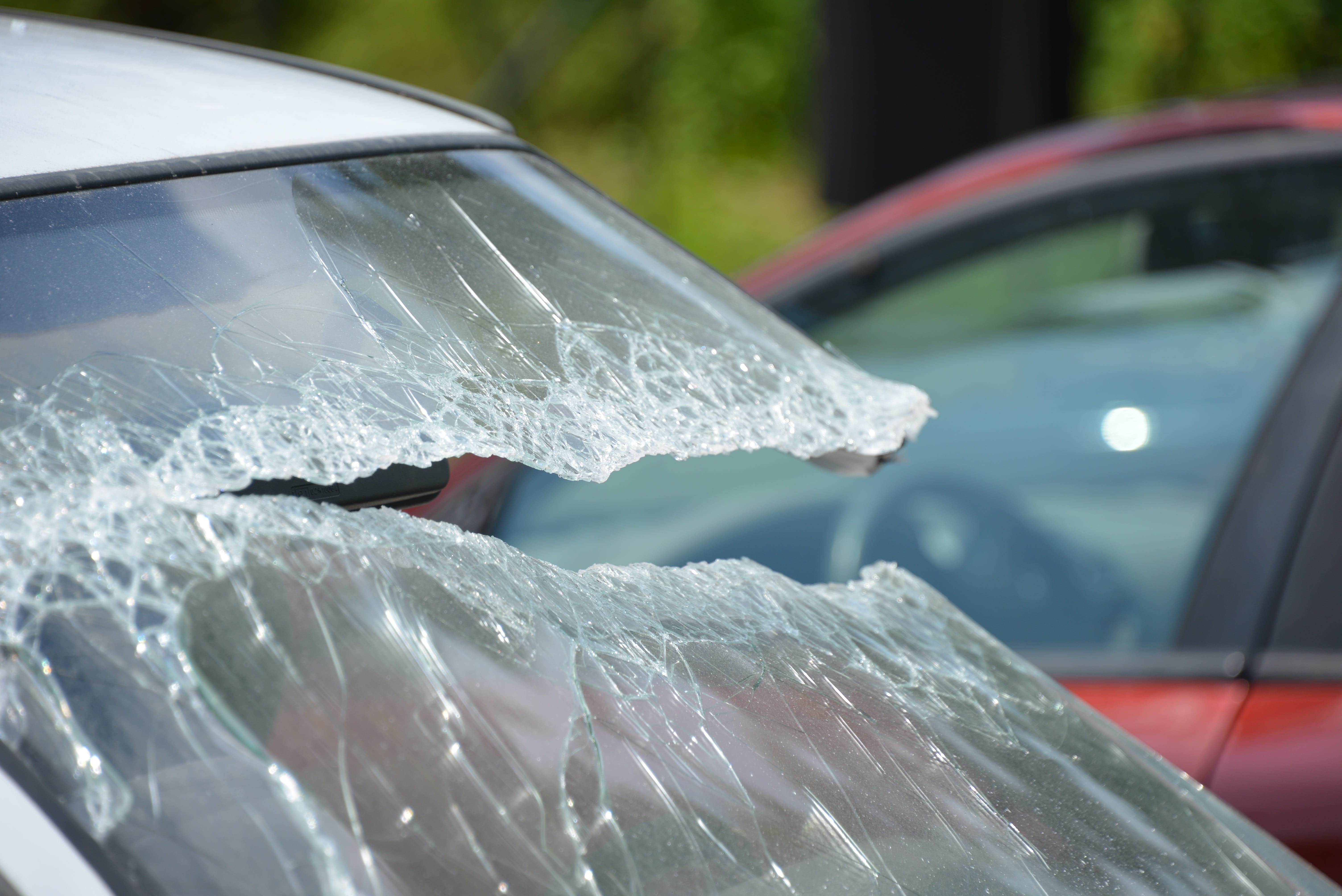 transportation, accident, washing, 5K, destroyed, splitter, disc, water, the front cover is, damage, broken, glass, day, close-up, rain, car, nature, windshield, HD Wallpaper