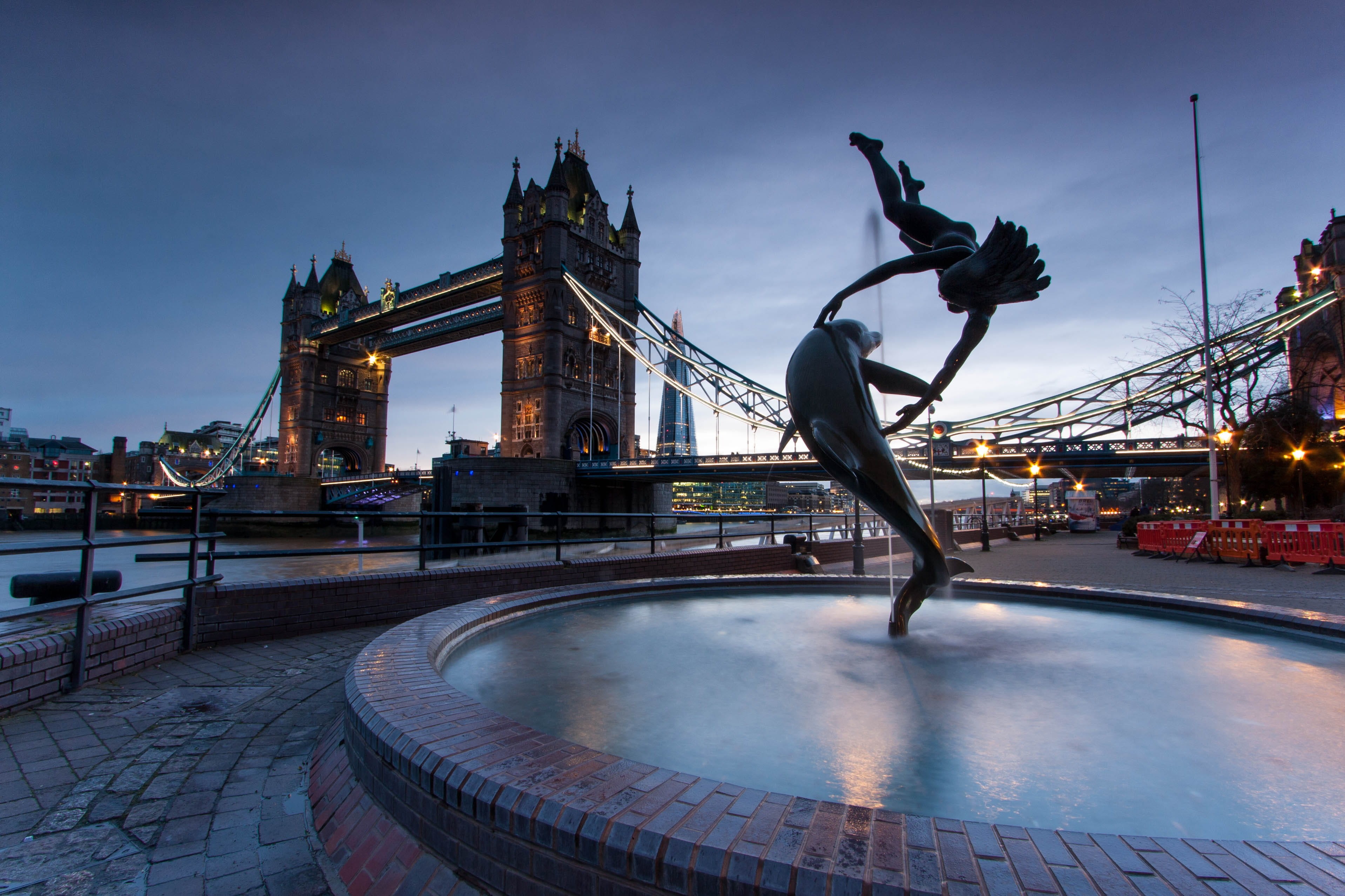 fountain, built structure, 2K, cityscape, architecture, tower bridge, long exposure, travel destinations, sky, skyline, tourism, tower hill, nature, uk, HD Wallpaper