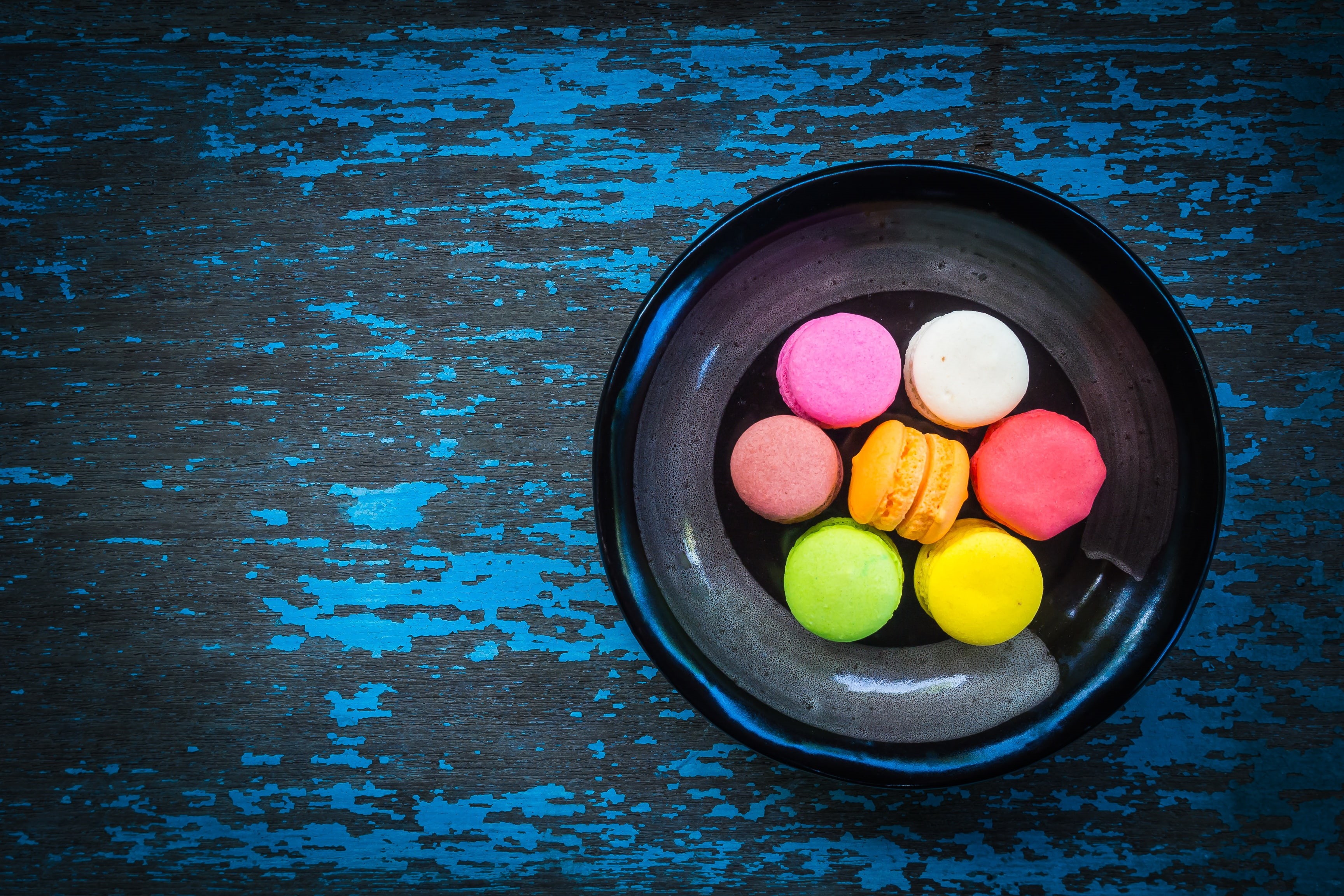 close-up, colorful, bowl, food and drink, macaroon, variation, directly above, food, texture, sweet, bowls, cyan, easter, freshness, pink, multi colored, HD Wallpaper